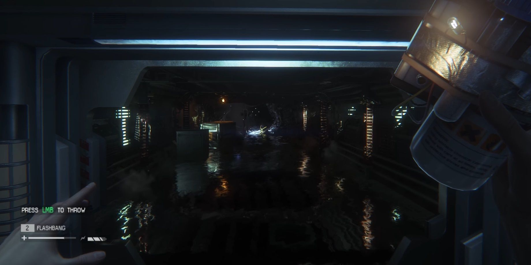 Alien Isolation - Flashbang being used on the Xenomorph