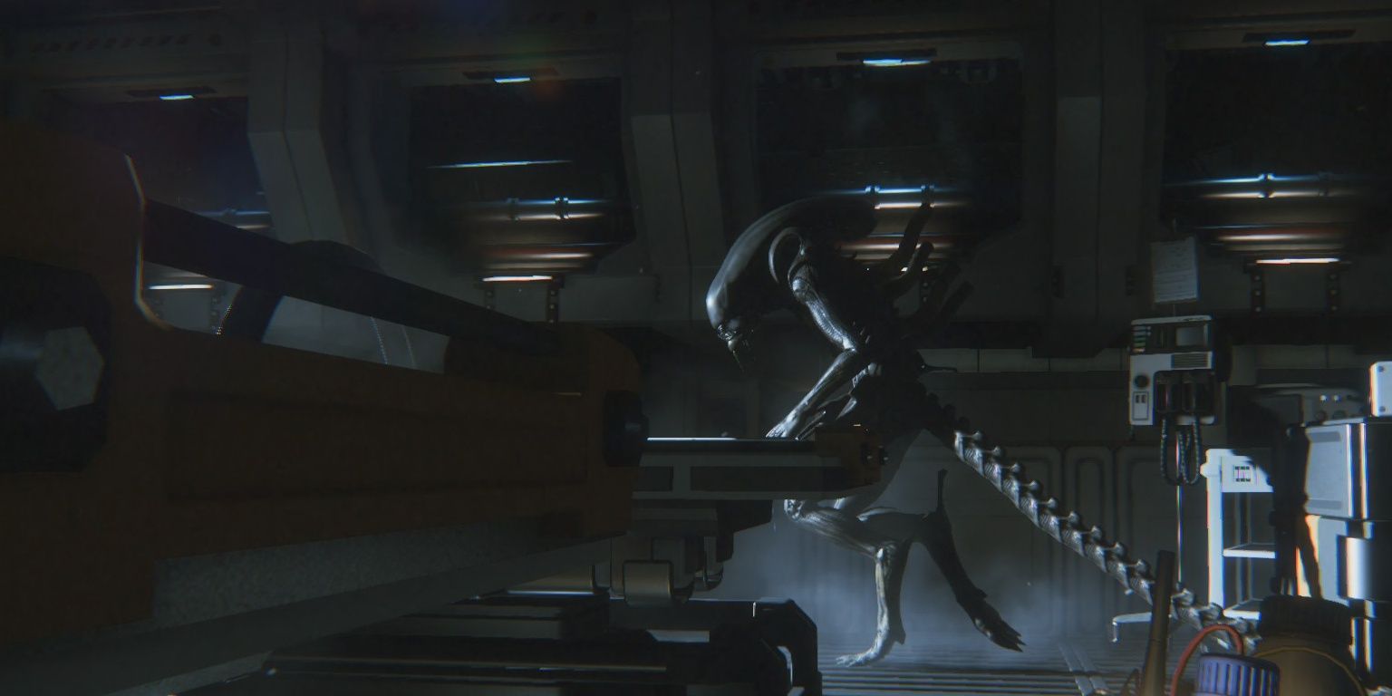 Alien Isolation Xenomorph Walking On Starship Screenshot