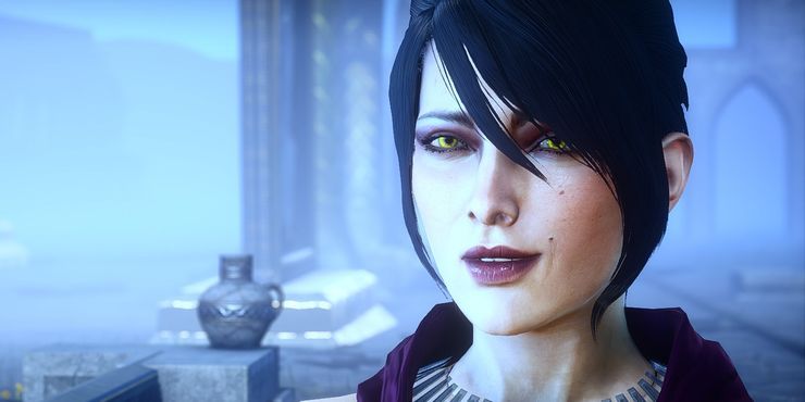 Morrigan in Dragon Age Inquisition looking at the camera in Eluvian realm
