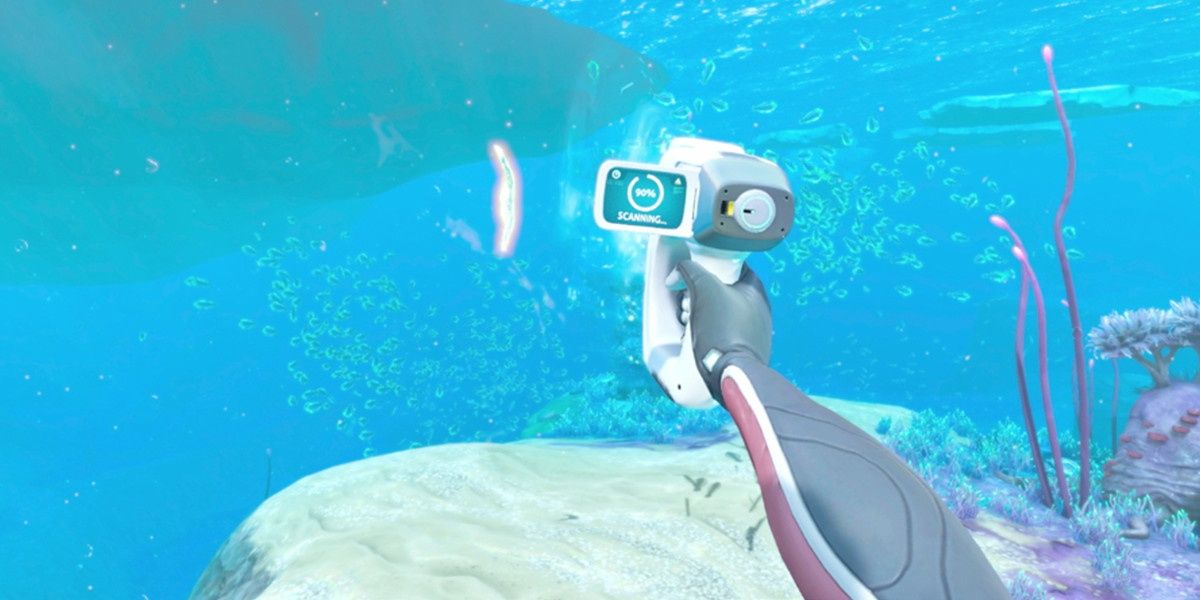 The player holding a battery-powered scanner in Subnautica: Below Zero
