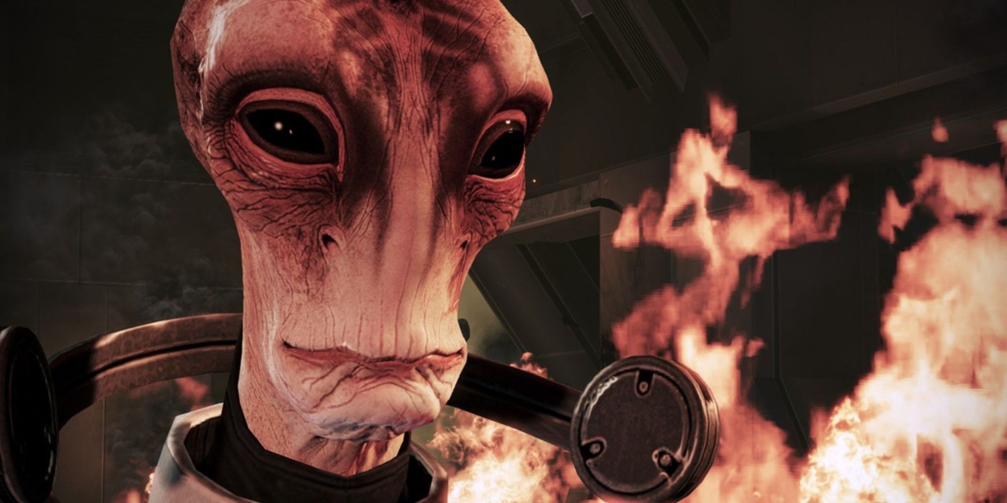 Mass Effect 3 Мордин крупным планом на фоне огня