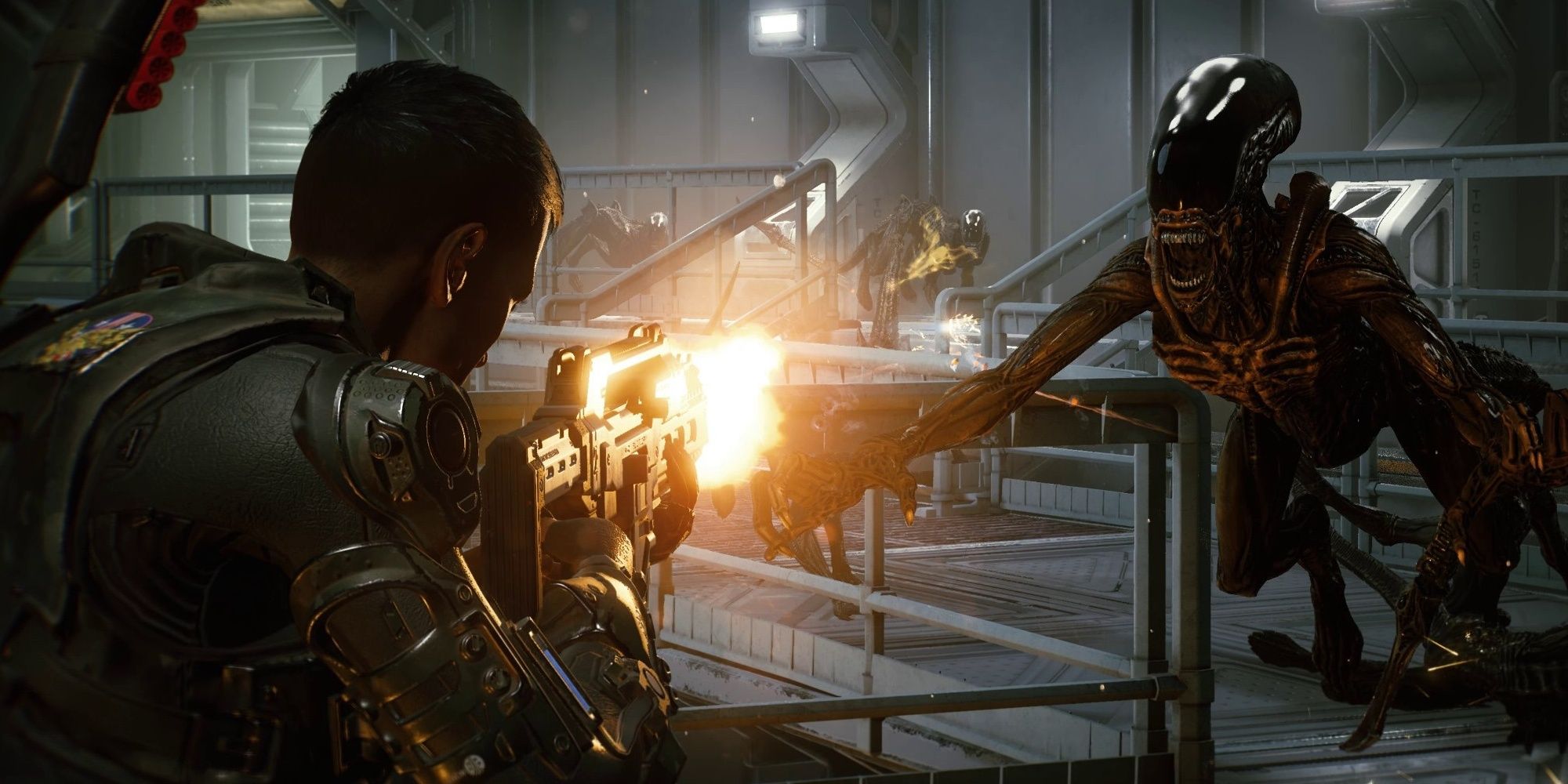 A Gunner takes on a powerful Xenomorph enemy in Aliens: Fireteam Elite