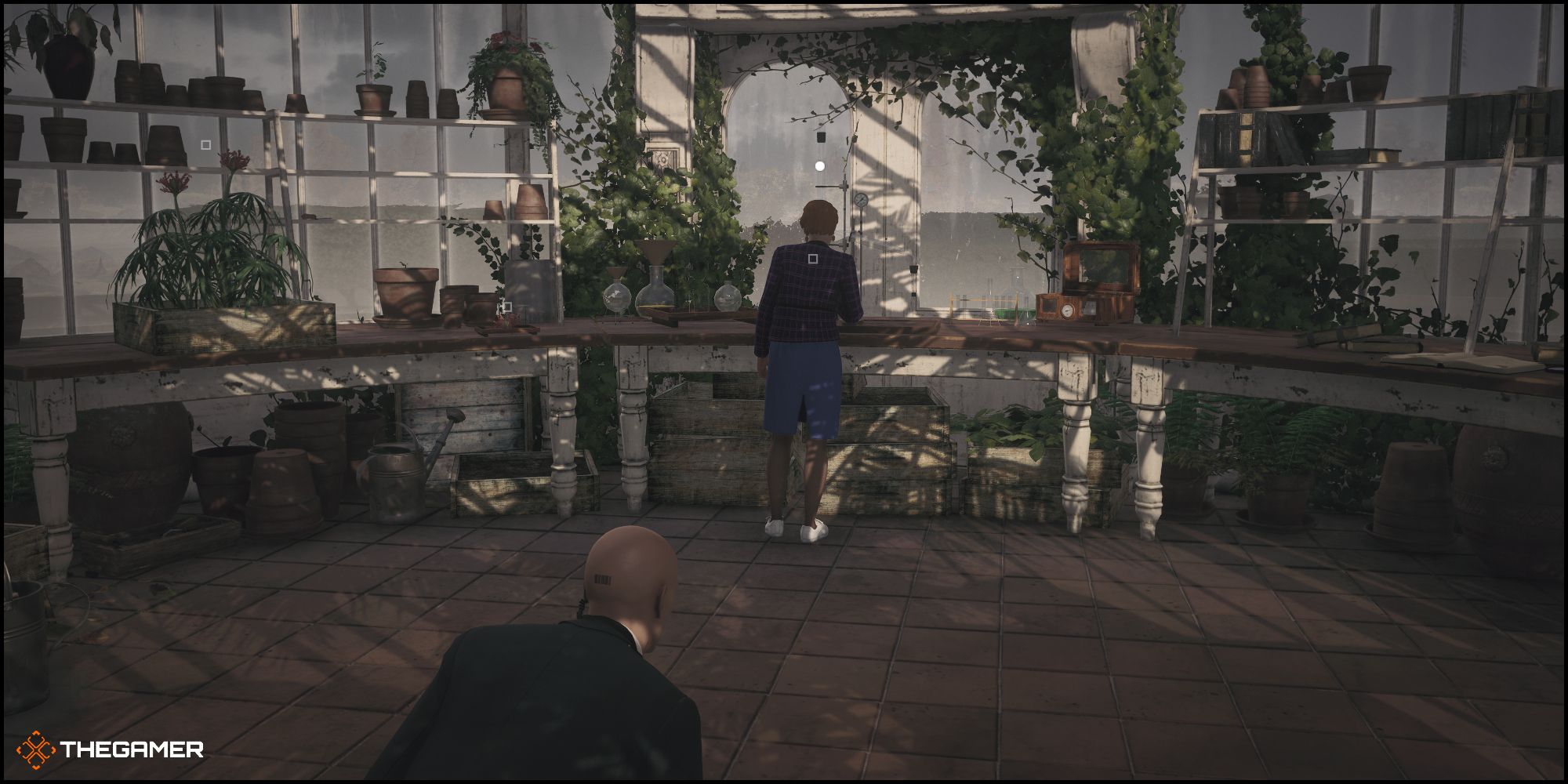 Agent 47 spying on Emma Carlisle while she makes a poison.