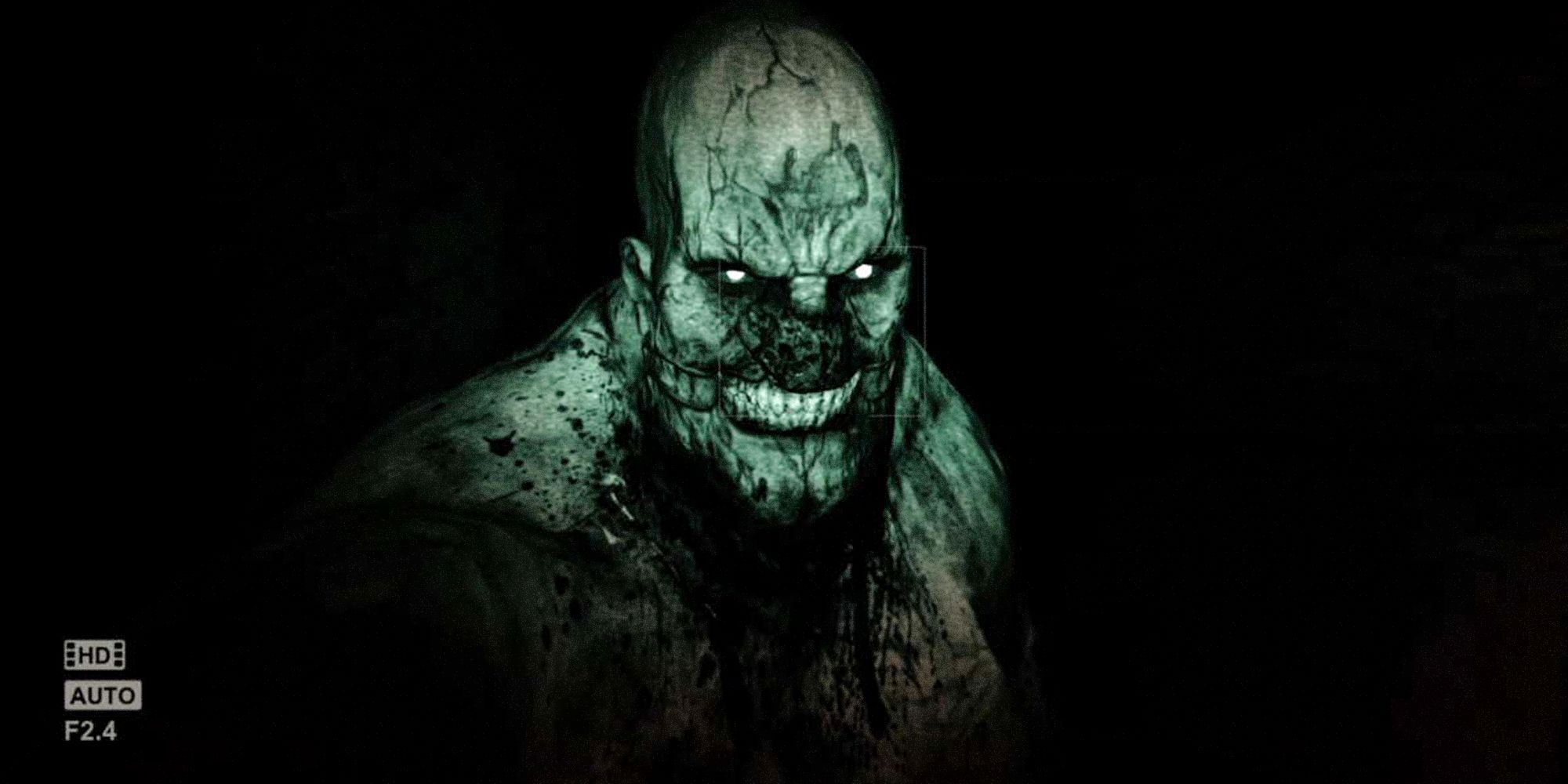 Outlast - Chris Walker Flashing A Disturbing Grin In A Dark Room