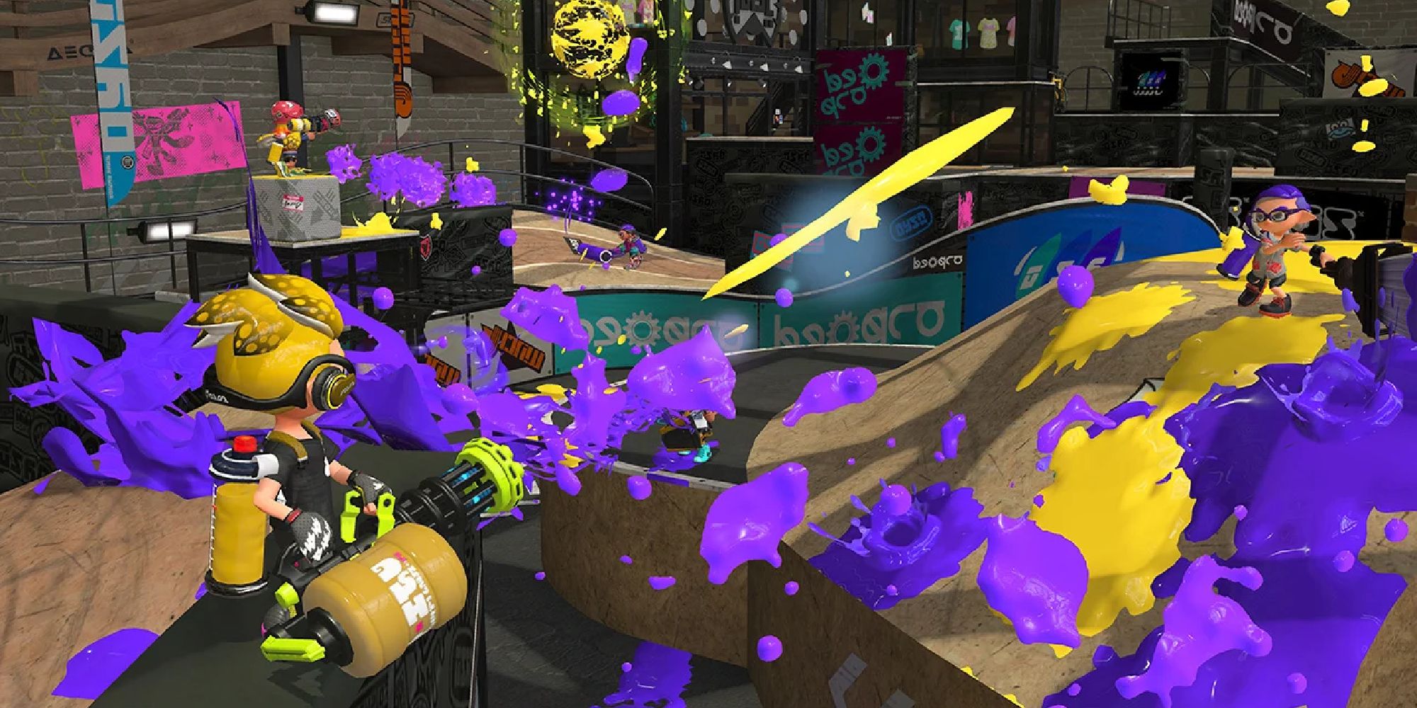 Inkling fires machine gun at enemy on the Humpback Pump Track map in Splatoon 2