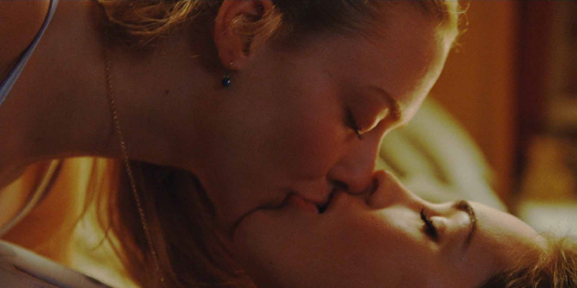 jennifers-body amanda seyfried kissing megan fox