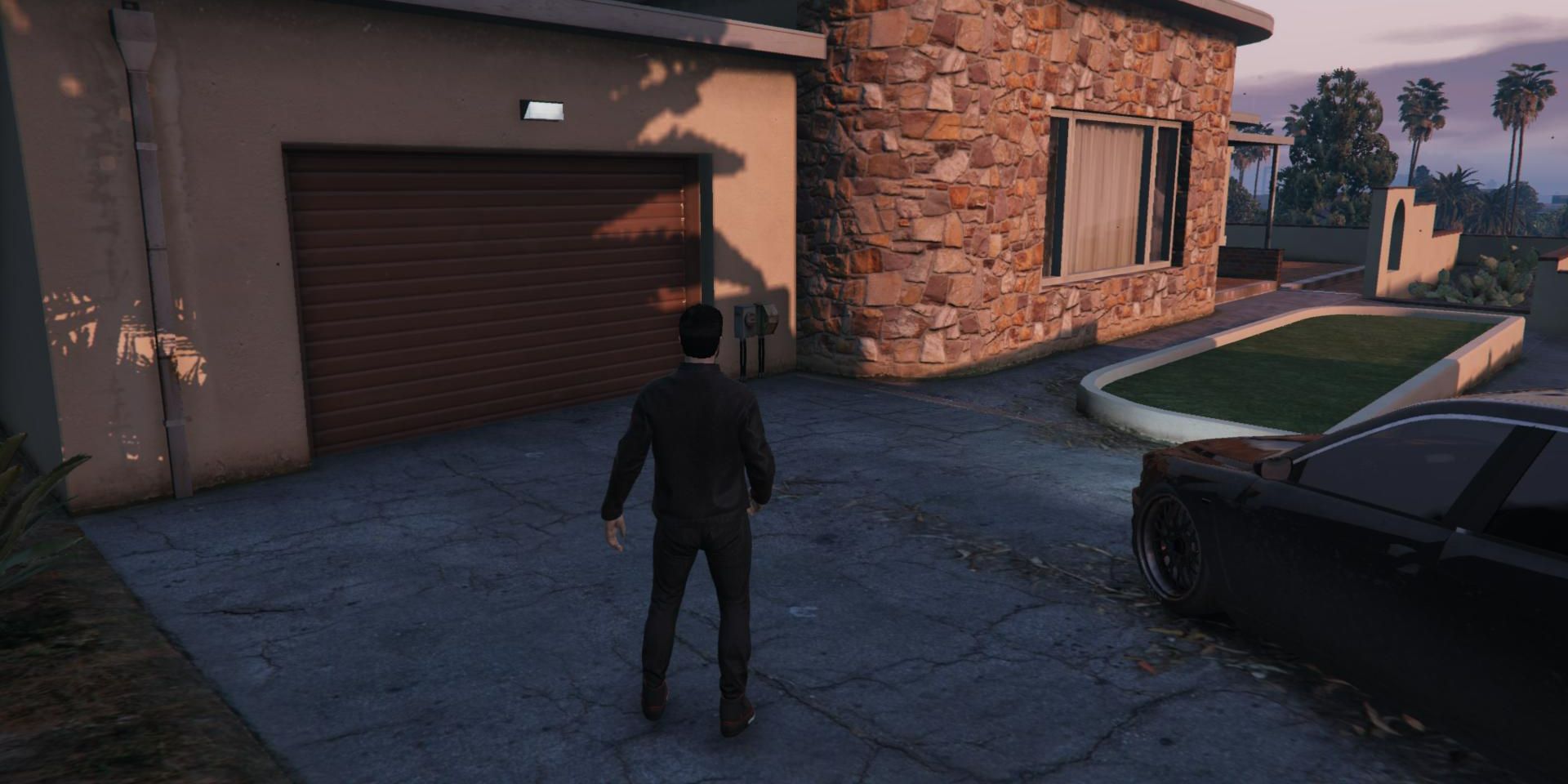 A player next to a house in GTA 5's GTA RP mode