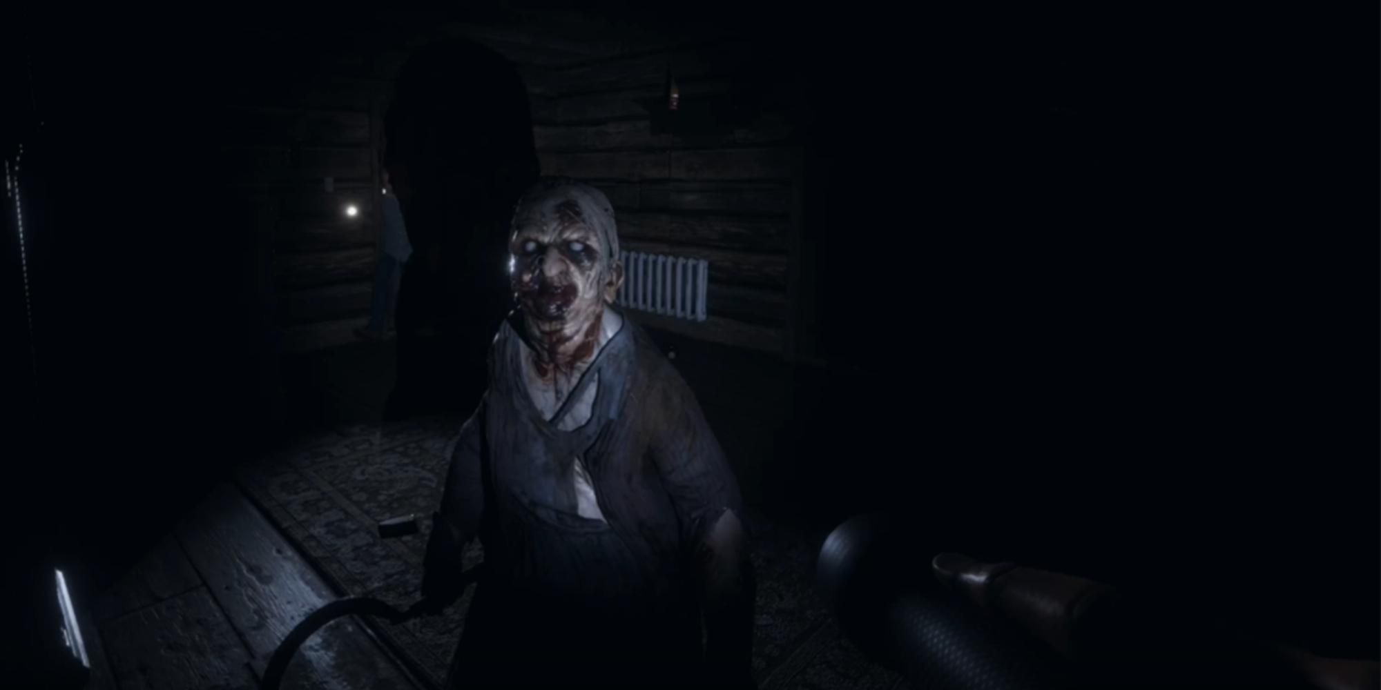 Old lady ghost model during hunt in Phasmophobia
