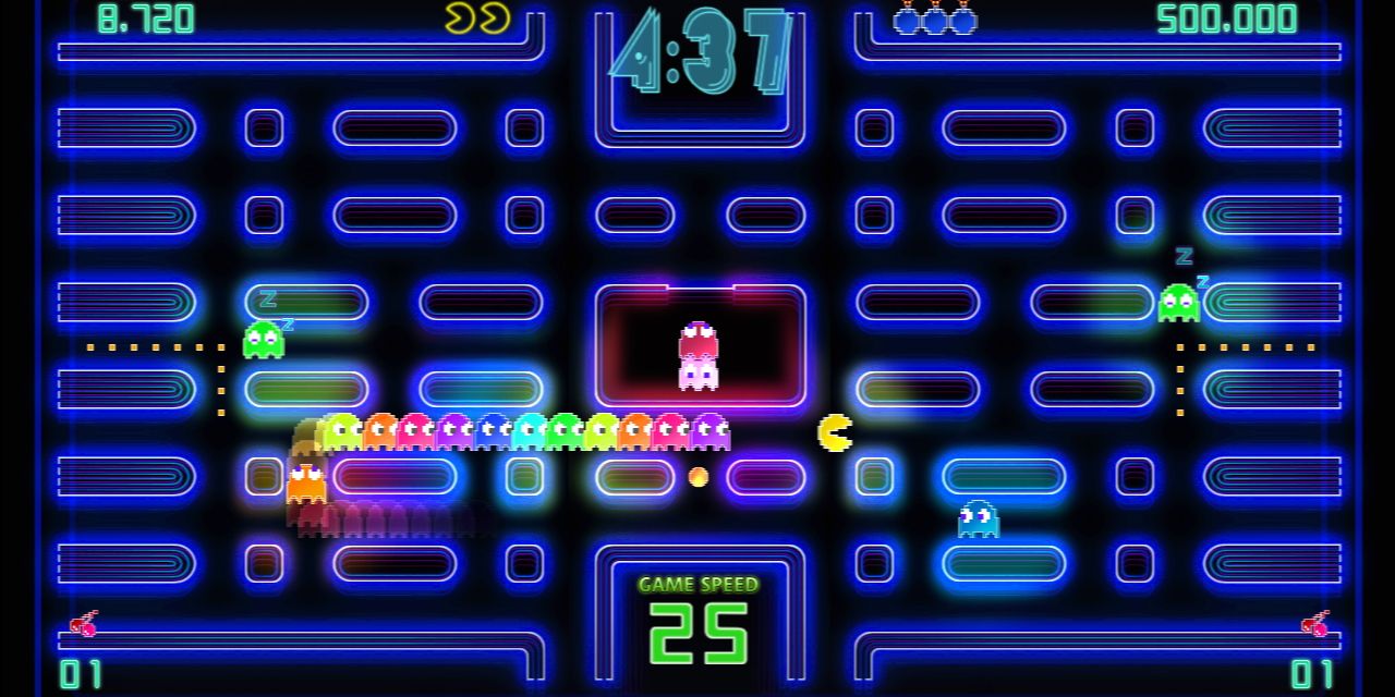 Pac-Man Championship Edition DX-Gameplay, verfolgt von einer Reihe von Geistern