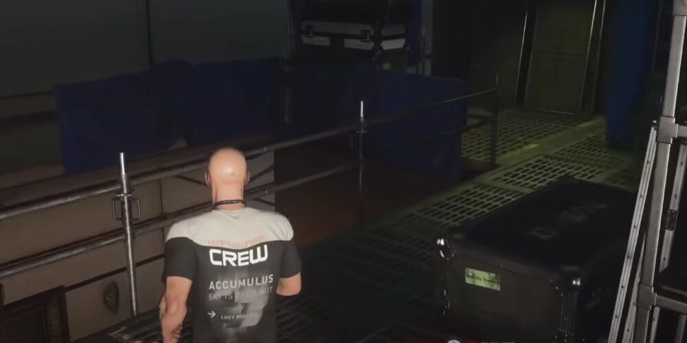 A Screenshot From Hitman 3 Gameplay Showing Agent 47 Disguised As A Crew Member In The Dubai Map.