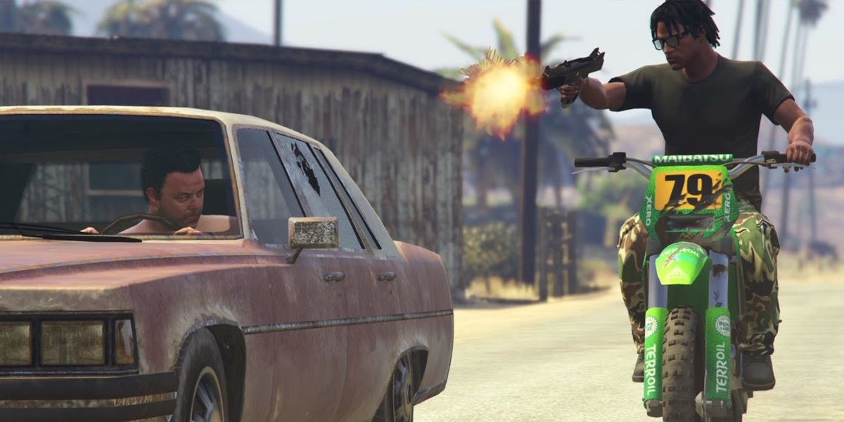 A man on a motorbike attempts to shoot a man driving away in GTA 5