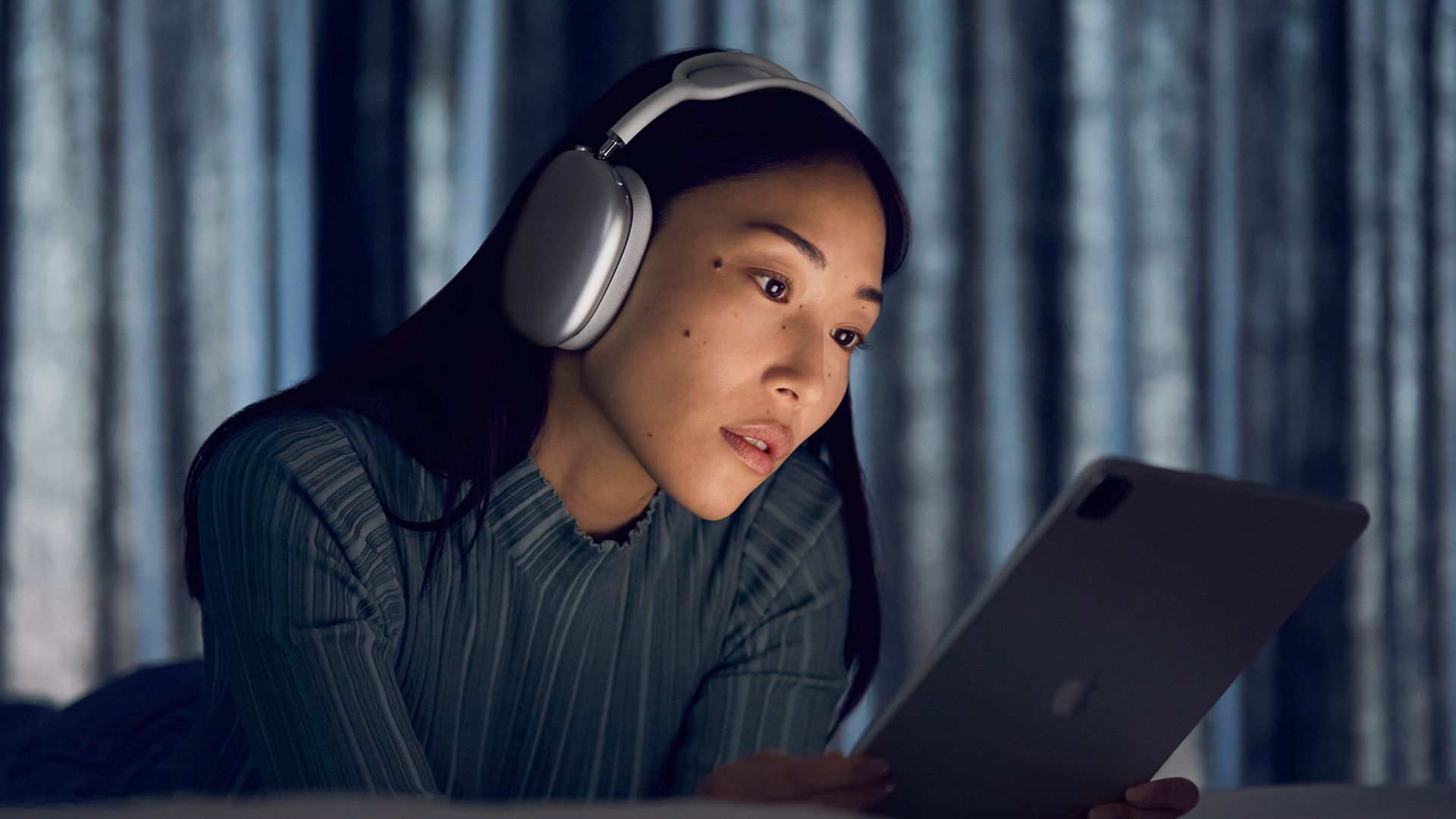 Headphones for watching online movies