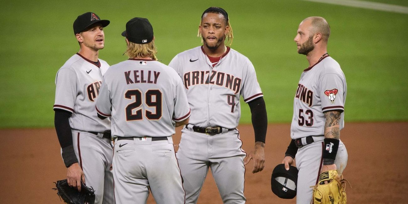 arizona diamondbacks players huddled together