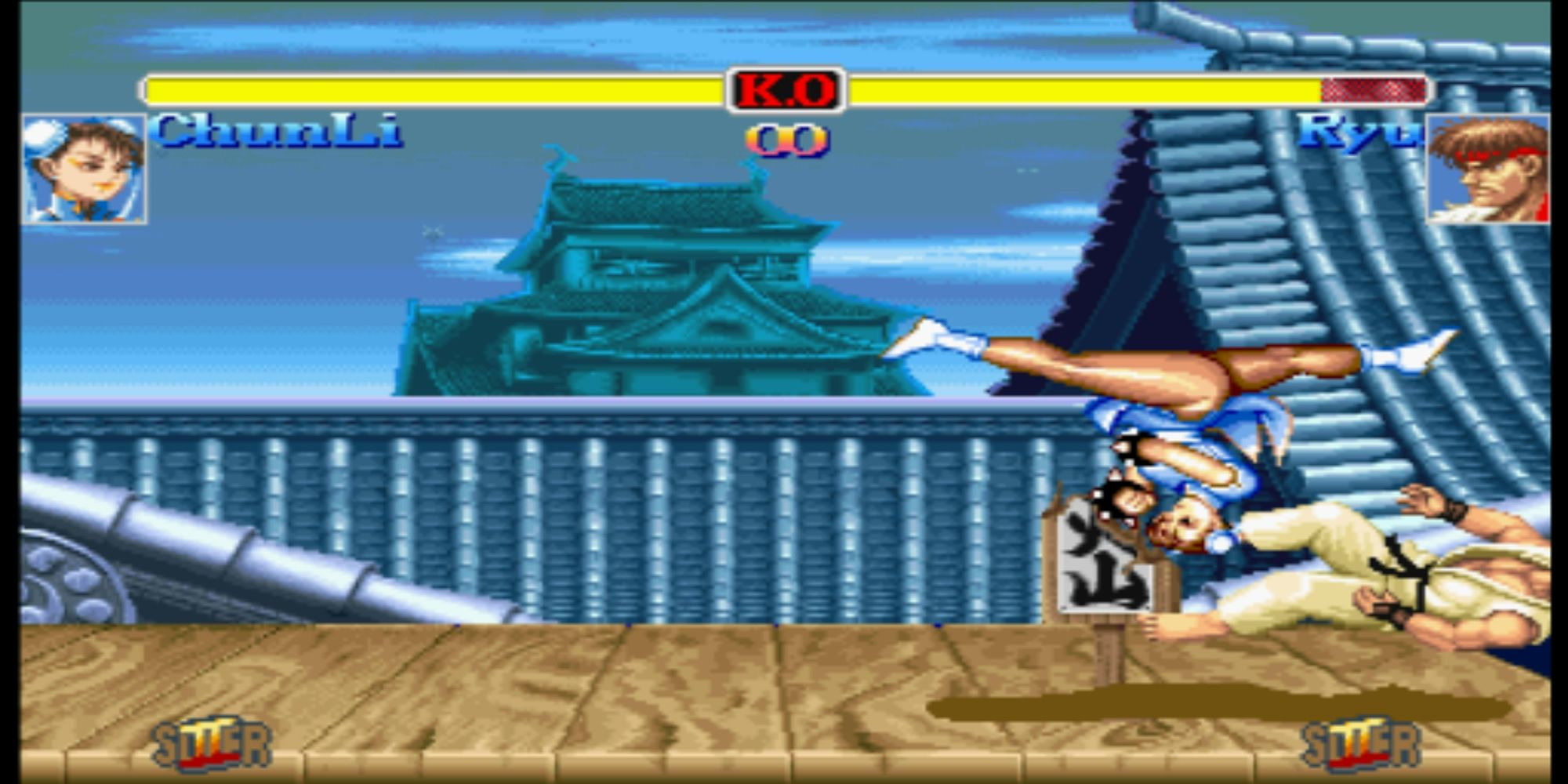 Super SF2 Chun-li hits Ryu with a Spinning Bird Kick at Suzaku Castle in Hyper Street Fighter 2.