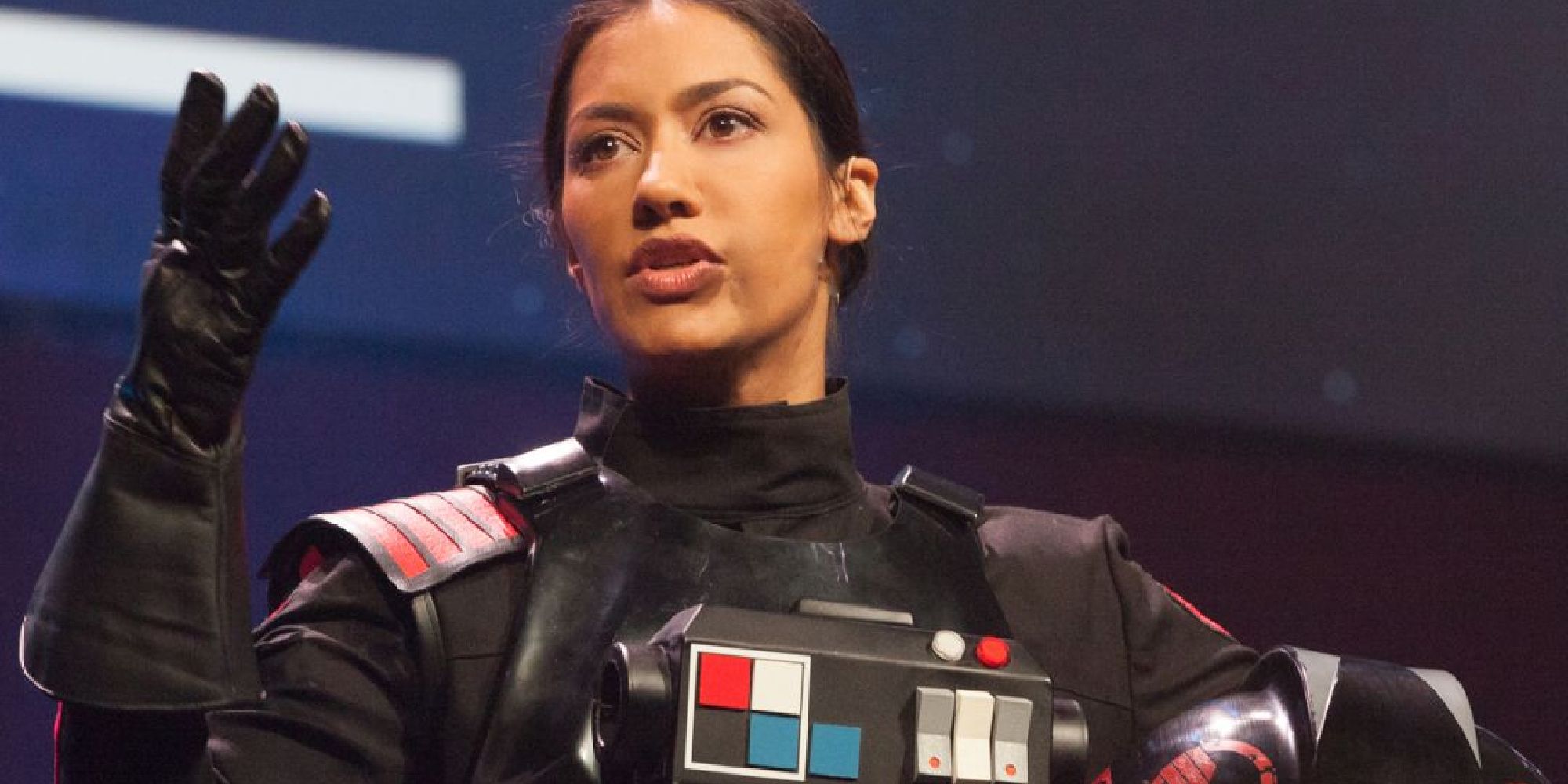 Iden Versio in live-action, presenting Star Wars: Battlefront 2 with her helmet off