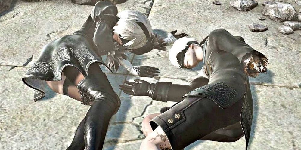 9S and 2B holding hands
