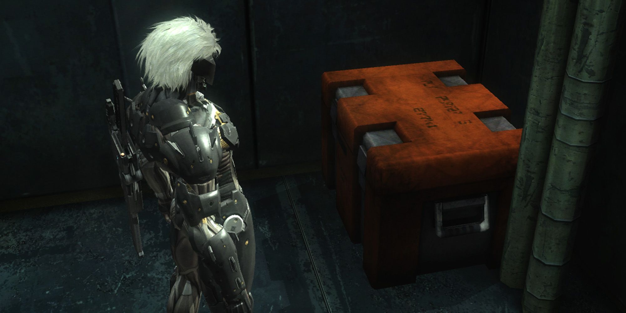 Metal Gear Rising: Revengeance screenshot of Raiden looking at a closed orange crate