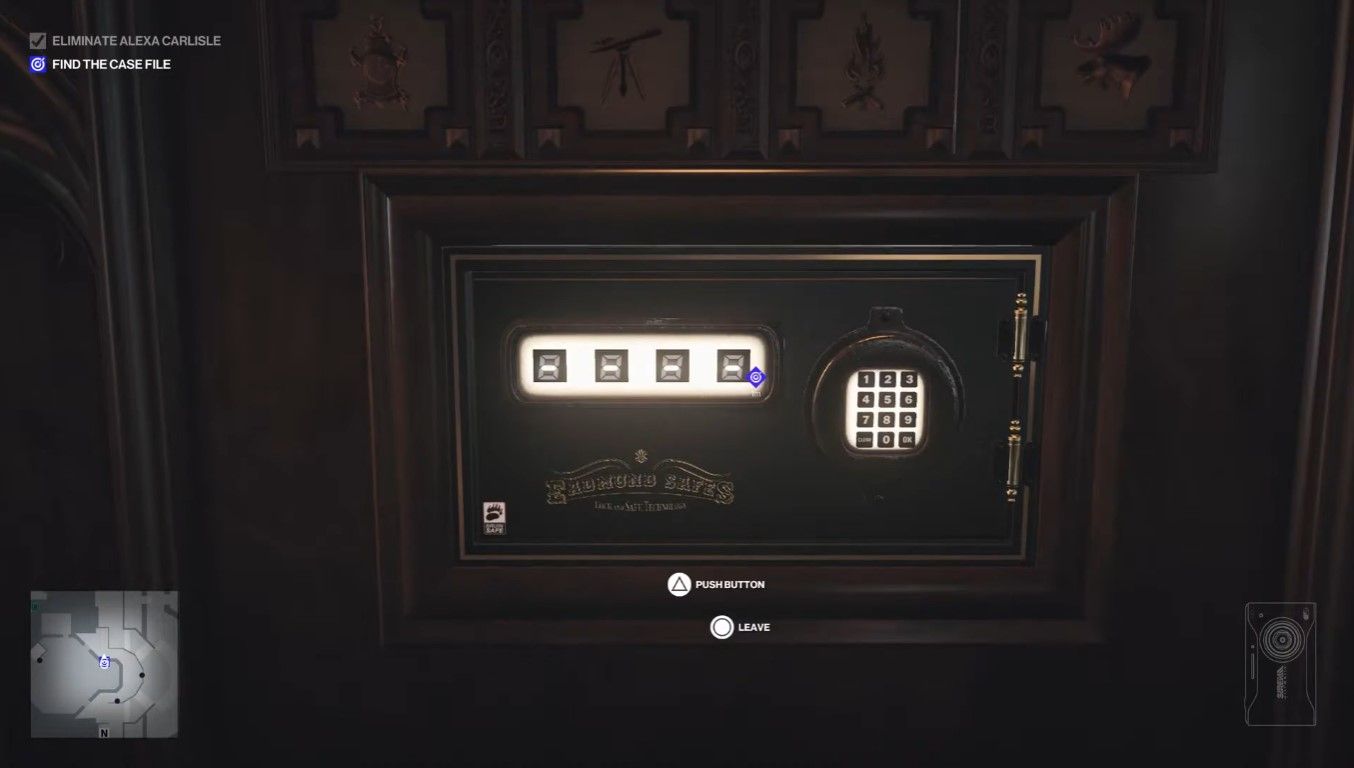 Hitman 3 trying to open the safe in the Dartmoor level