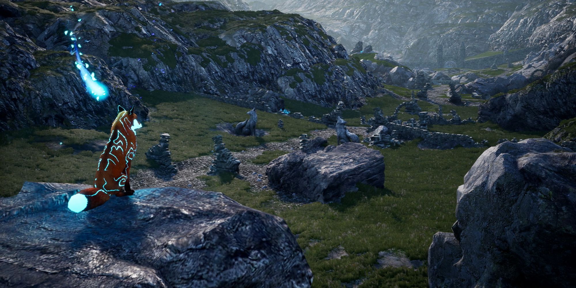 un'inquadratura ampia di una volpe del gioco Spirit of the North seduta su una roccia circondata da un'aura blu che domina un campo roccioso 
