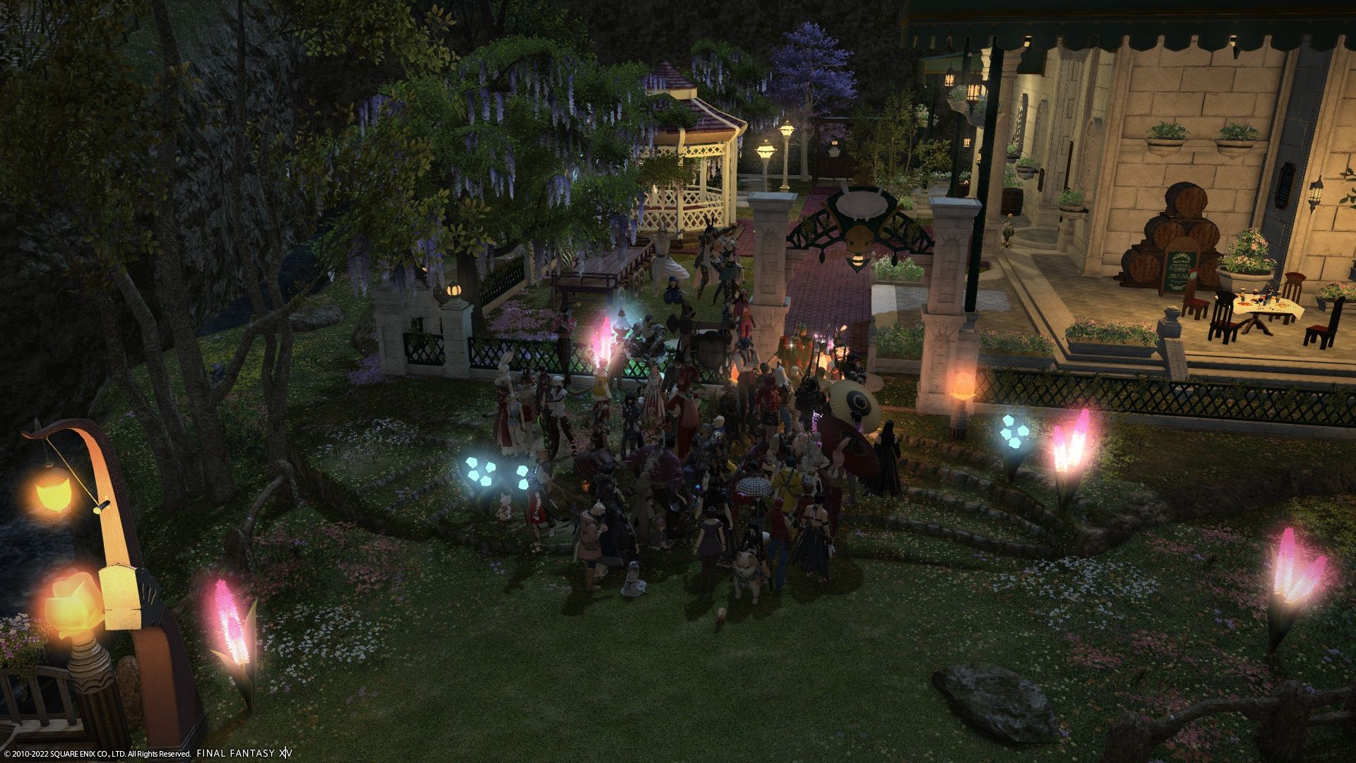 Final Fantasy 14 Lunarcon opening event that was so busy only one pocket of players appears at a time