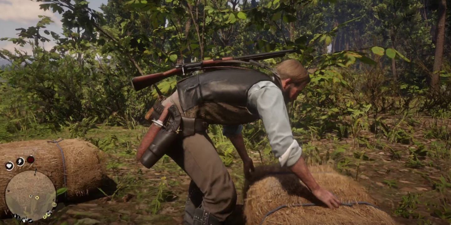 Arthur performing his camp chores by lifting a bale of hay in Red Dead Redemption 2