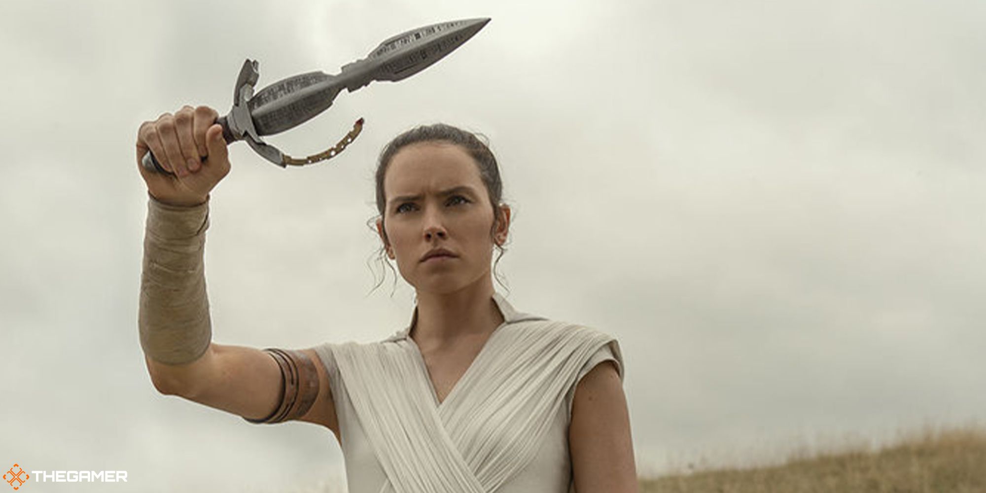 Star Wars The Rise of Skywalker - Rey holding the Sith blade