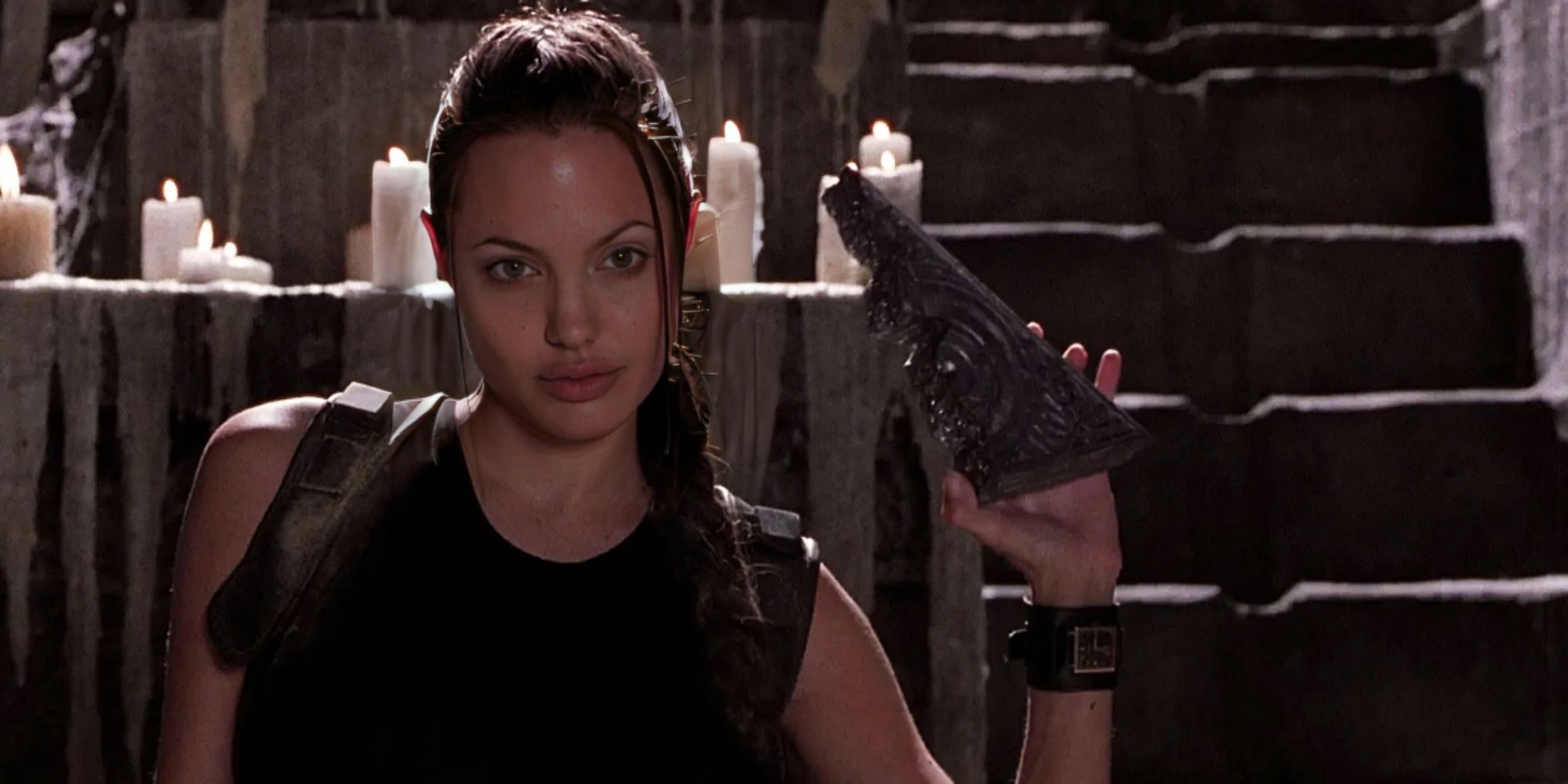 Lara Croft holding Artifact in Tomb Raider 2001