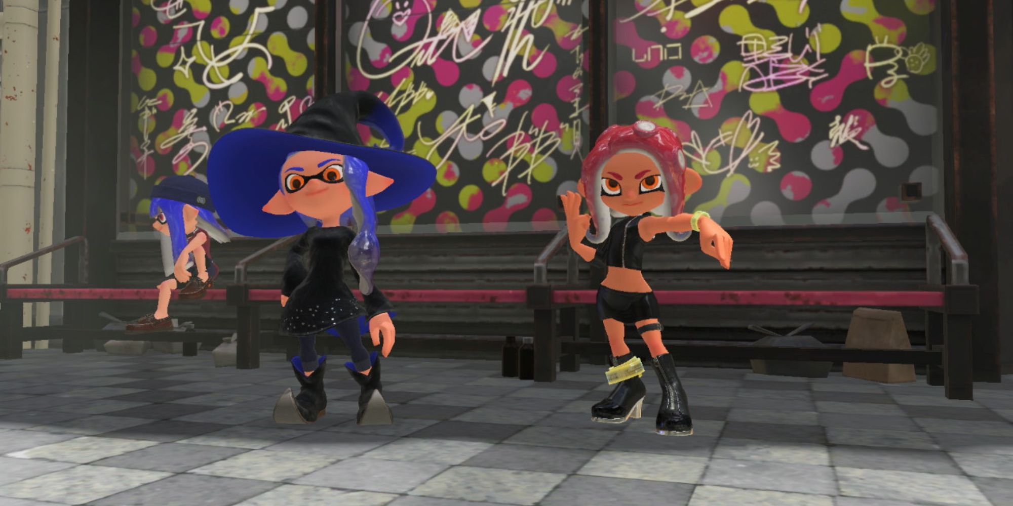 An Inkling wearing the Enchanted Outfit stands by an Octoling girl by some benches