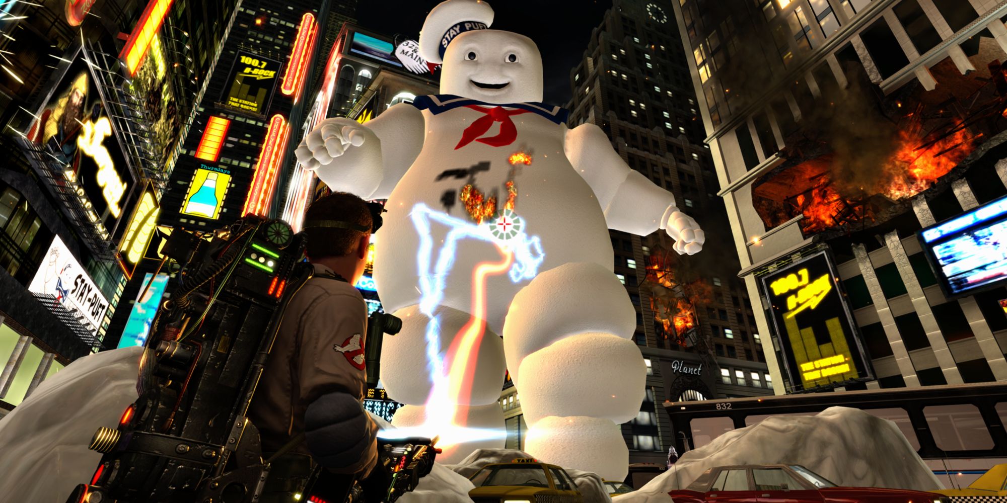 The Rookie using a proton beam while fighting against the Marshmallow Man in Ghostbusters The Video Game