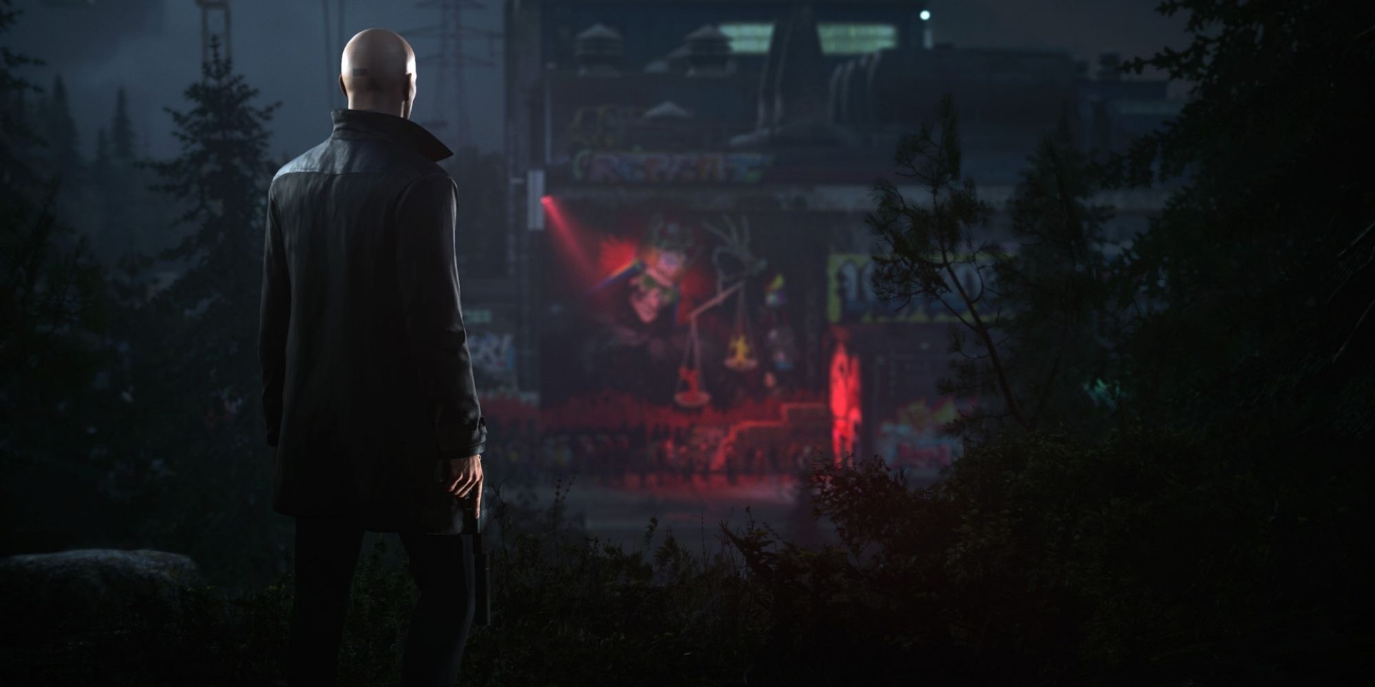 Agent 47 stands outside a club in Berlin from Hitman 3.