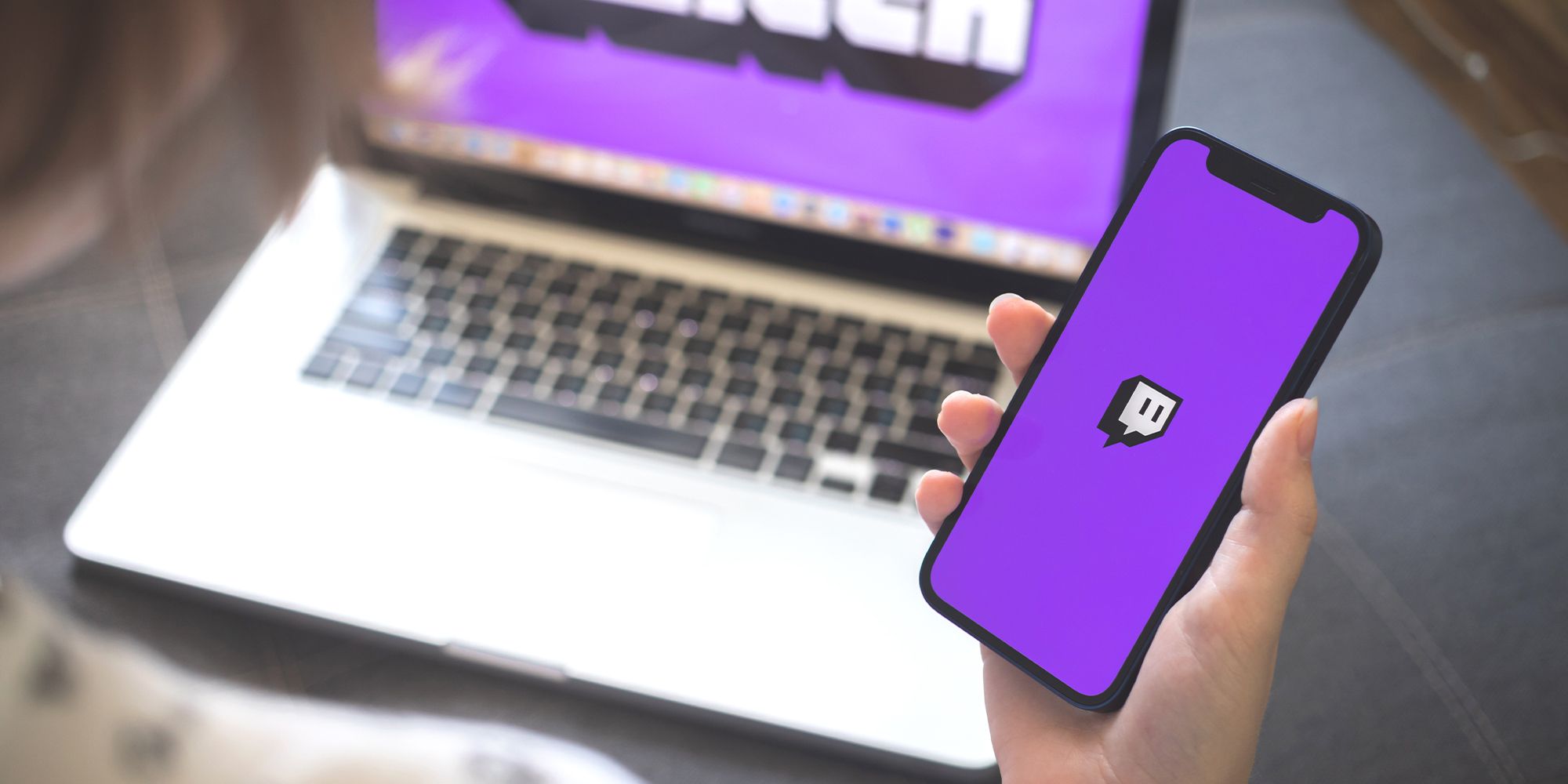 Twitch-Handy und Laptop