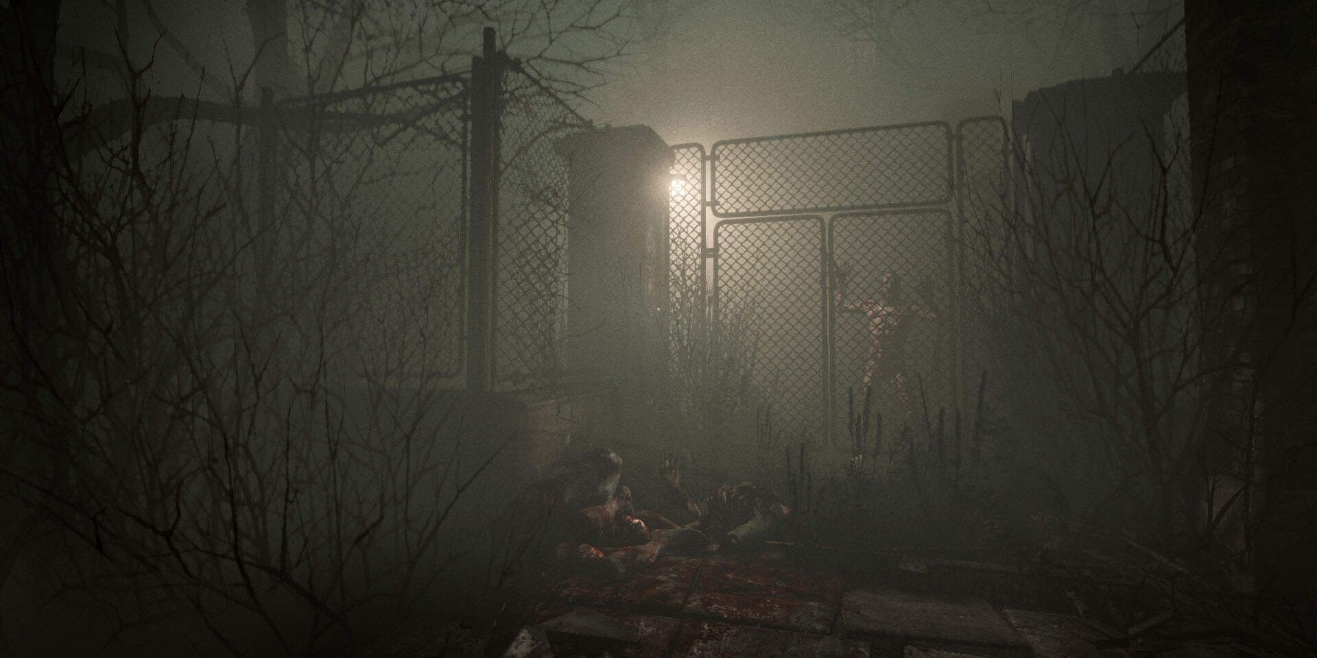 Rick Trager in Outlast attempting to get through a locked gate on a foggy night