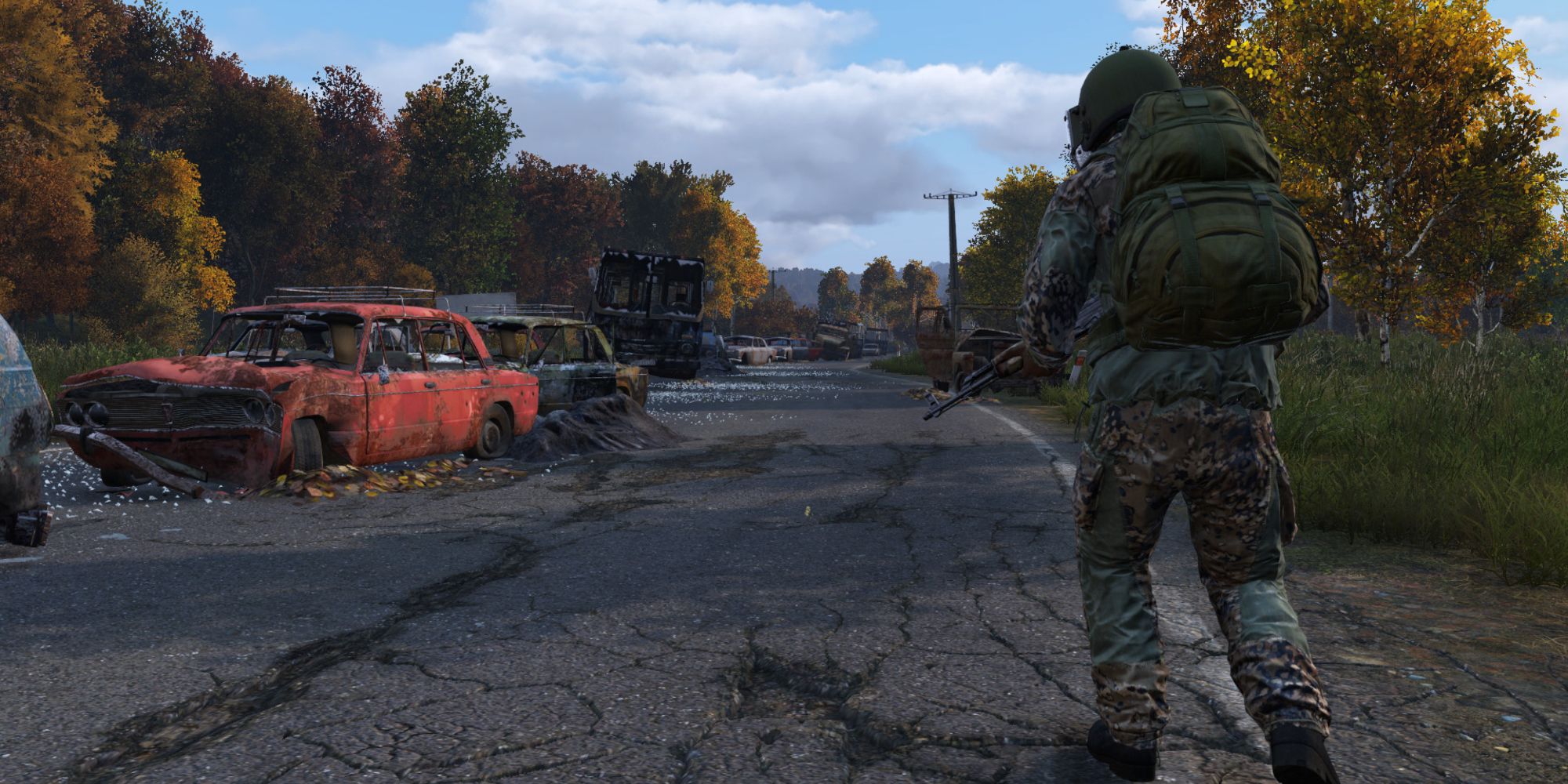 In-game Screenshot of an abandoned road with destroyed cars in DayZ