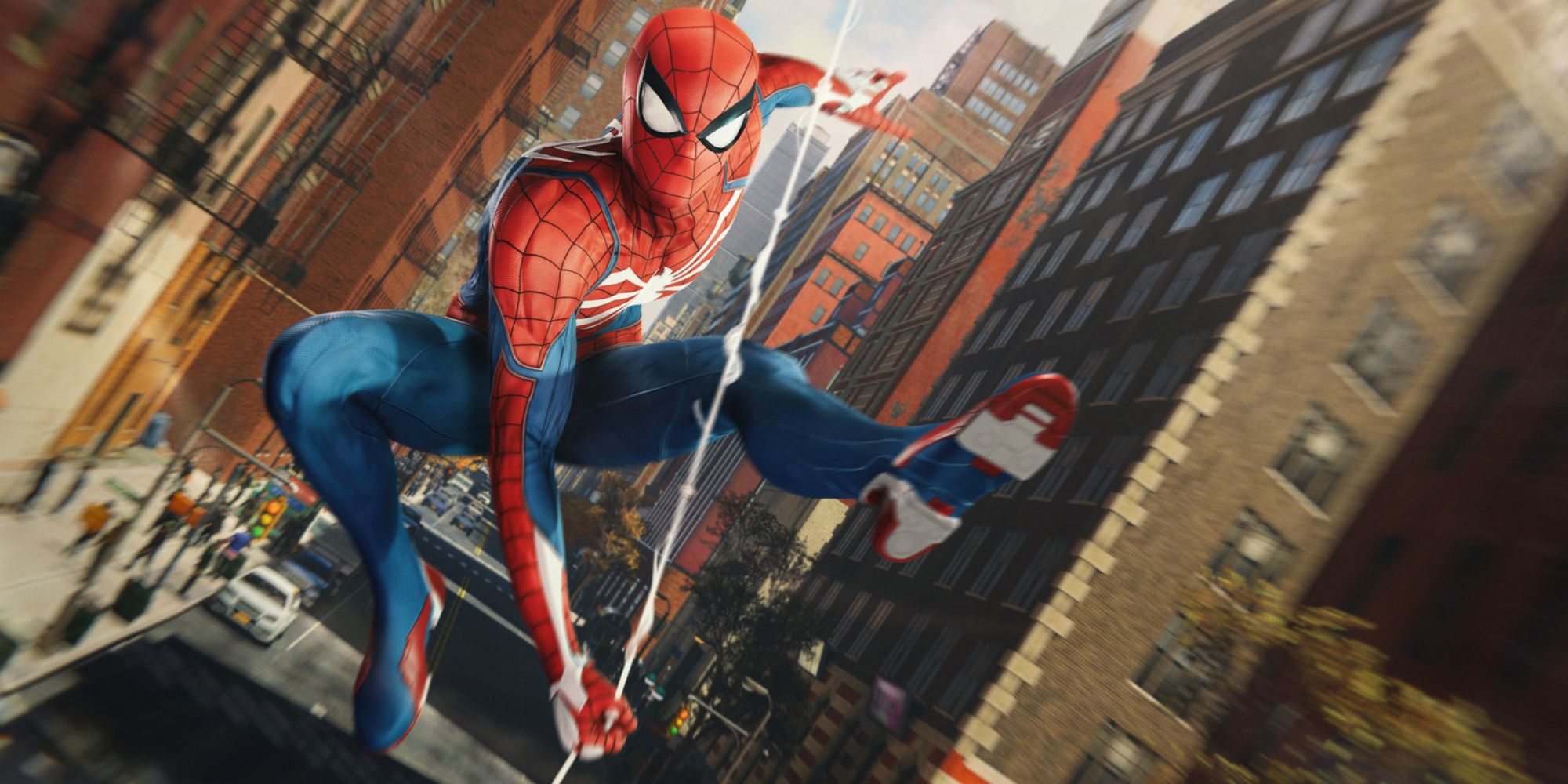 Spider-Man blickt in Marvels Spider-Man Remastered in New York in die Kamera und schwingt mit hoher Geschwindigkeit