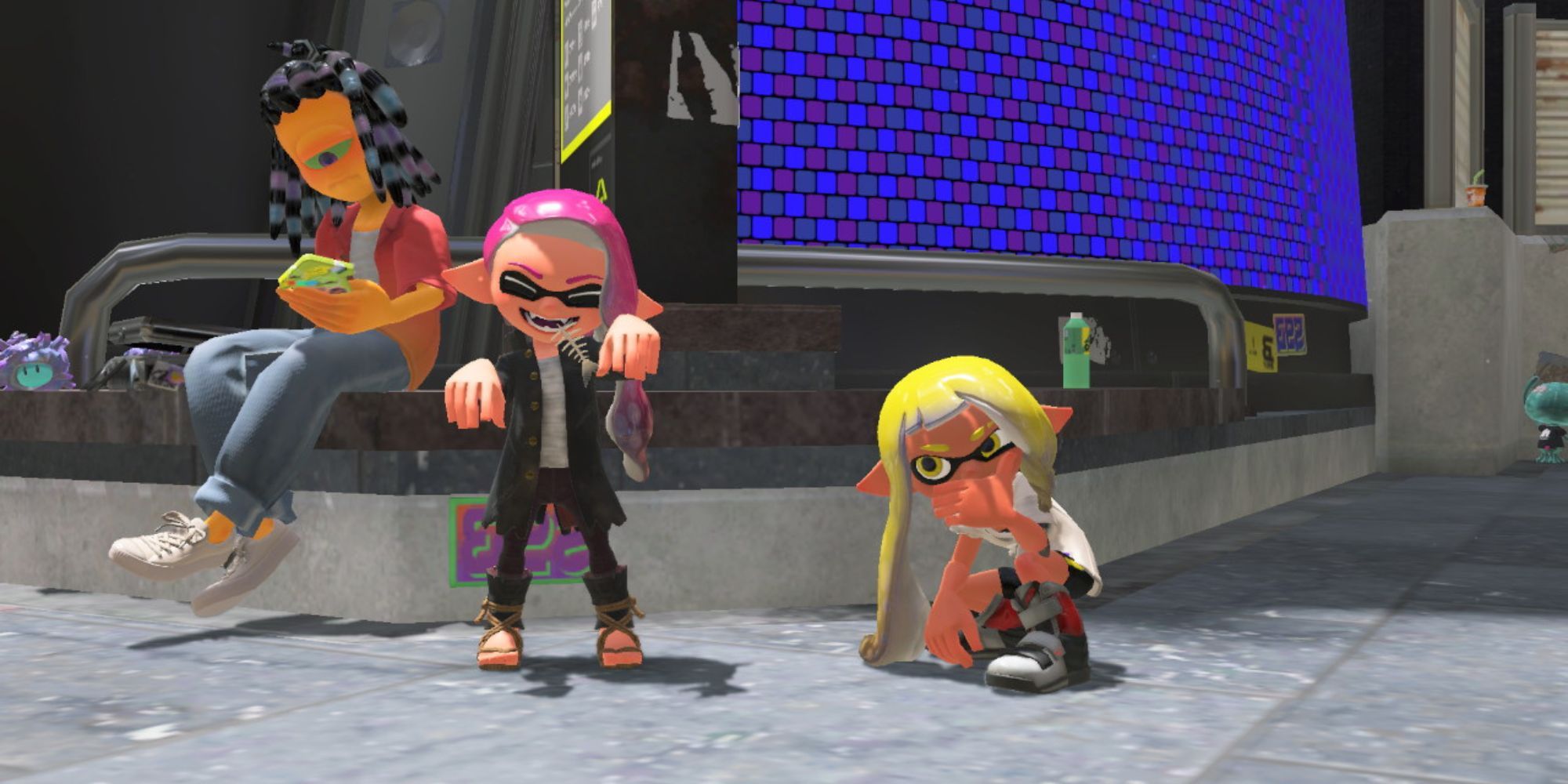 An Inkling wearing the Schoolyard Boss Outfit poses beside another Inkling and Murch