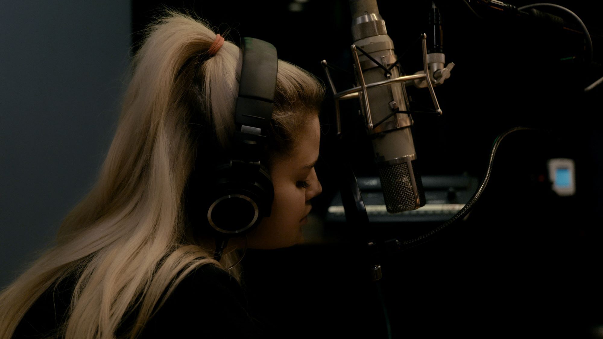 Selena Gomez My Mind and Me, Gomez with blonde hair singing into mic