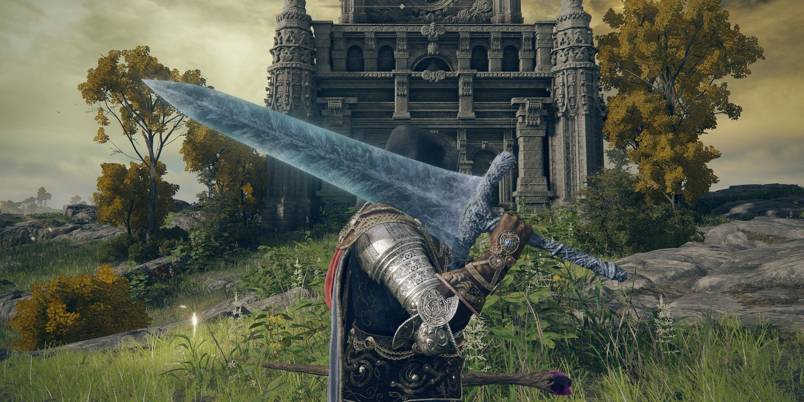 A Tarnished holds the Dark Moon Greatsword near Stormhill Castle in Elden Ring.