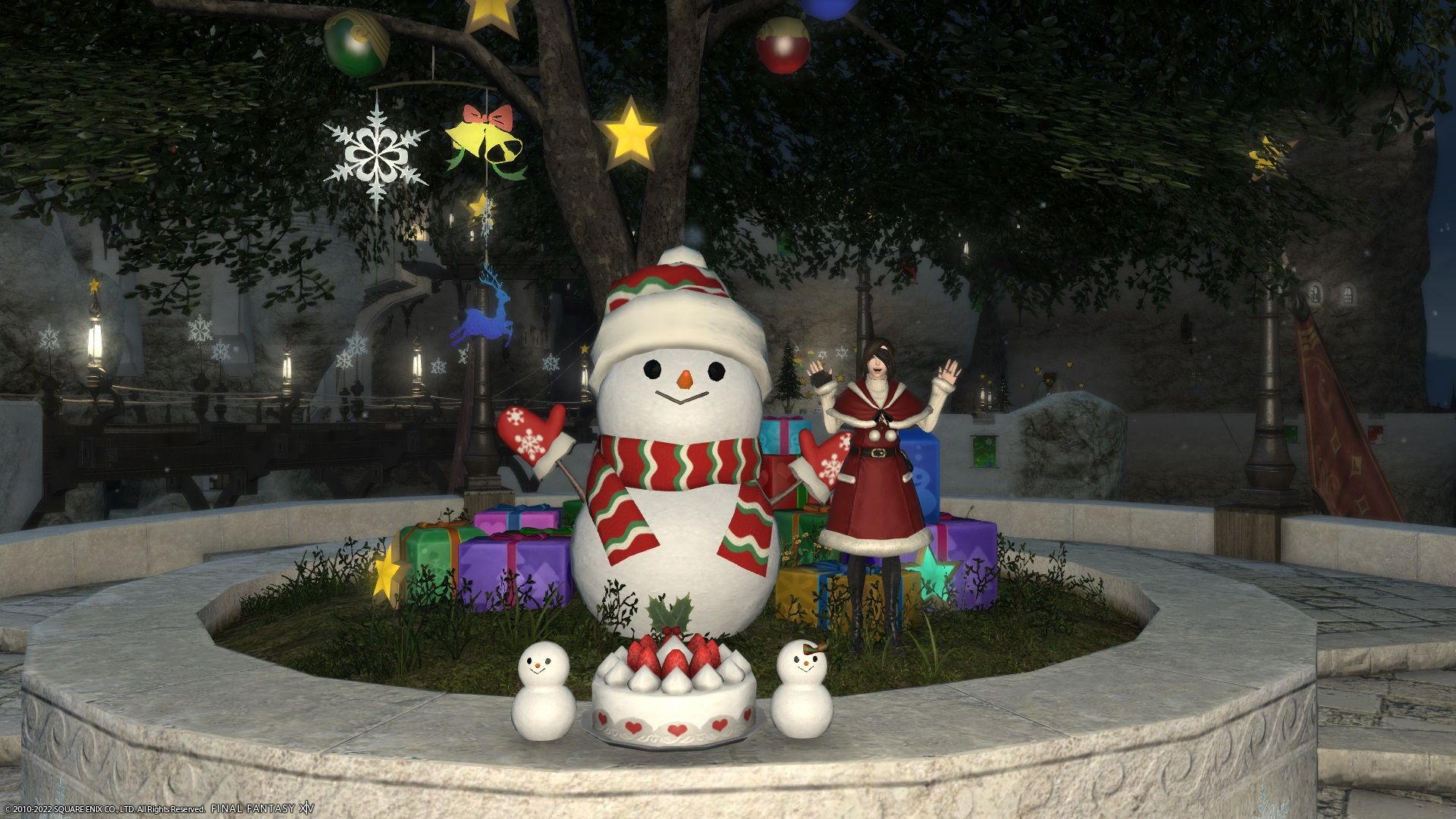 Final Fantasy 14 - player in festive gear beside a snowman and presents