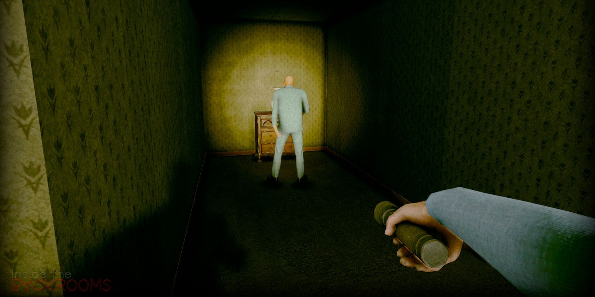 A player shining his flashlight on his friend in Inside the Backrooms