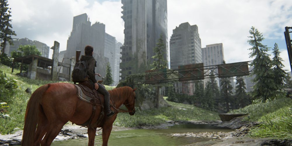 Ellie on a horse in Seattle in The Last of Us Part 2
