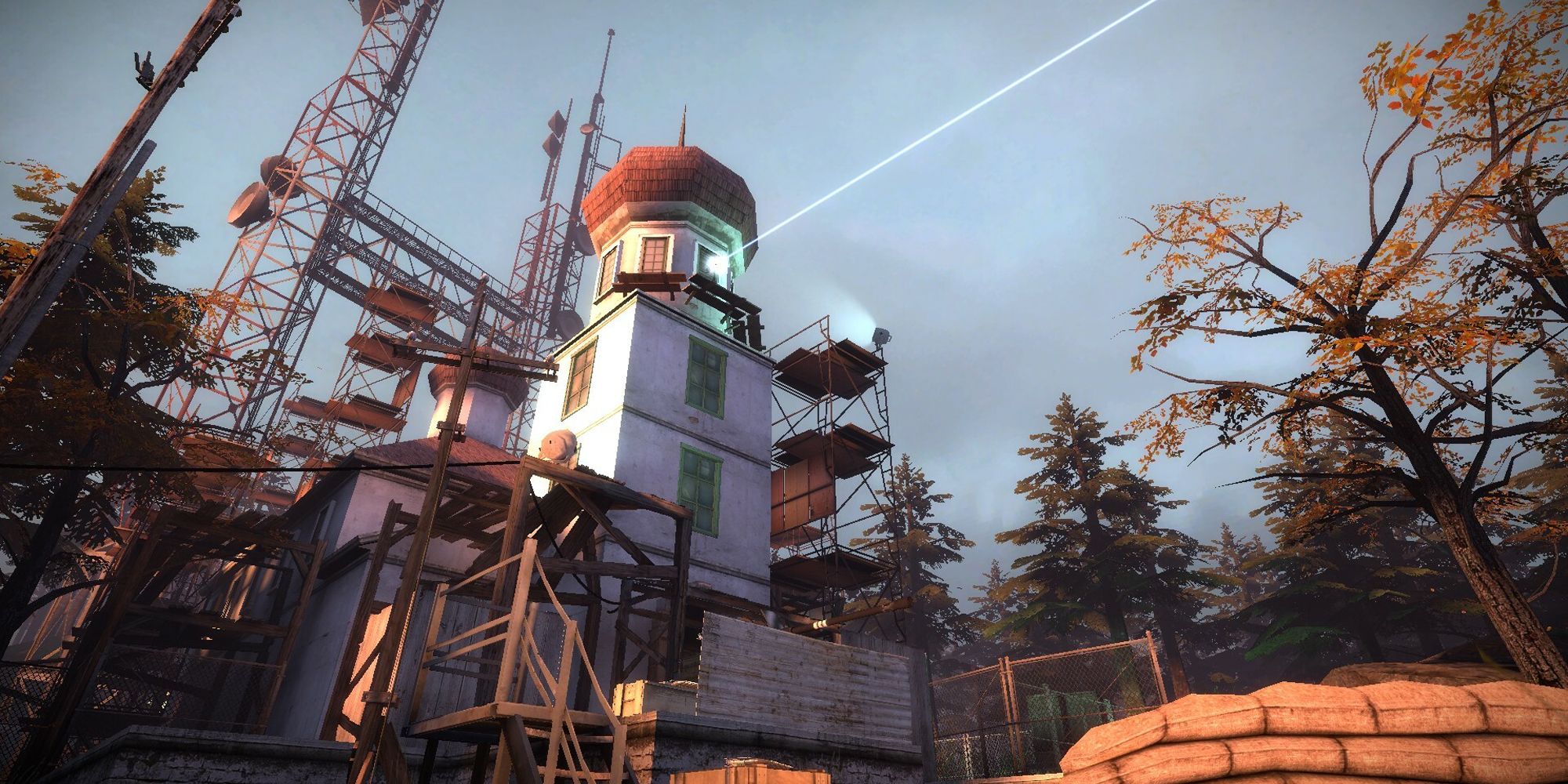 Half-Life Evacuation Mod showing a tower with a laser beam coming out of it as an enemy fires a weapon