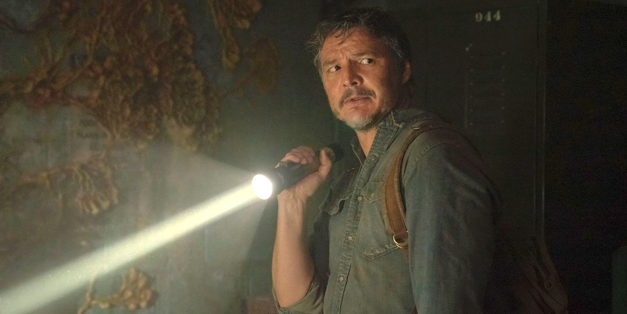 joel holding a torch in the last of us