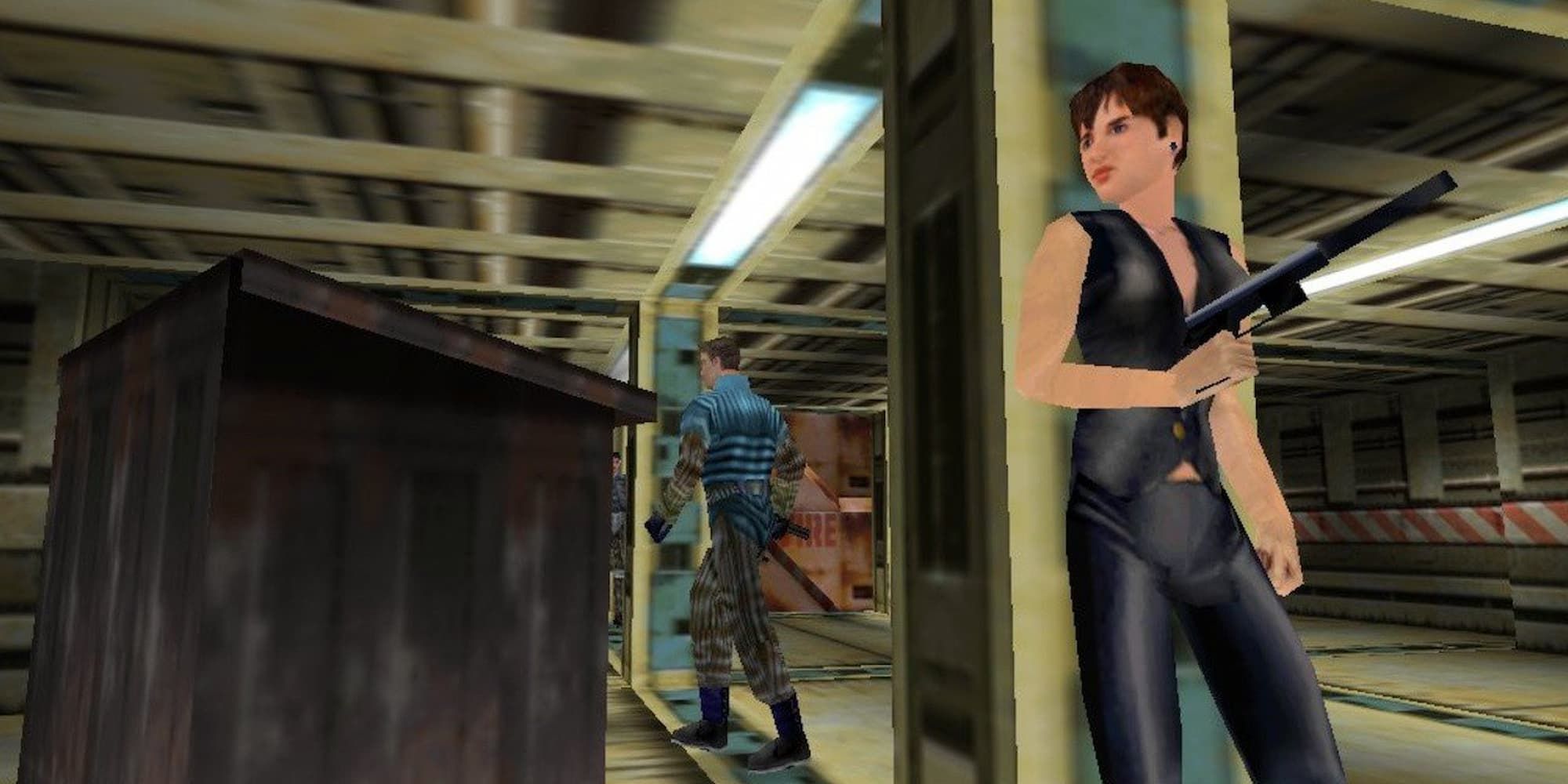 Joanna of Perfect Dark hides behind a pillar as she waits for an enemy to pass.