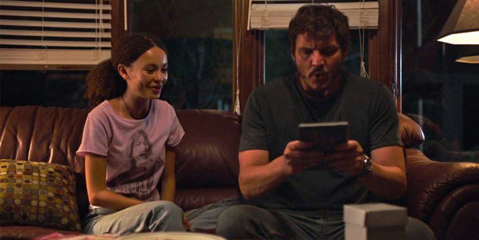 sarah and joel in the last of us tv show sitting on sofa