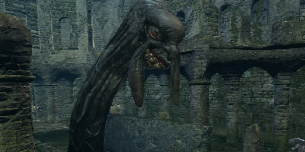 Kingseeker Frampt looming over a courtyard in Dark Souls the video game