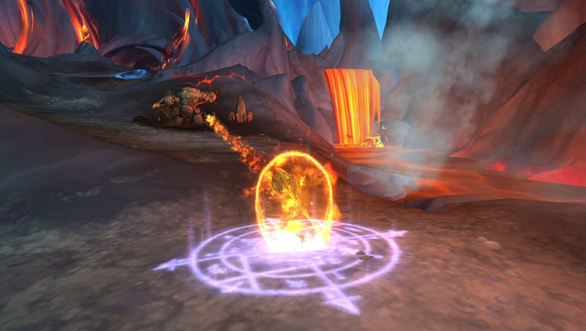 Огненный маг сражается с врагом во время прокачки в World of Warcraft.