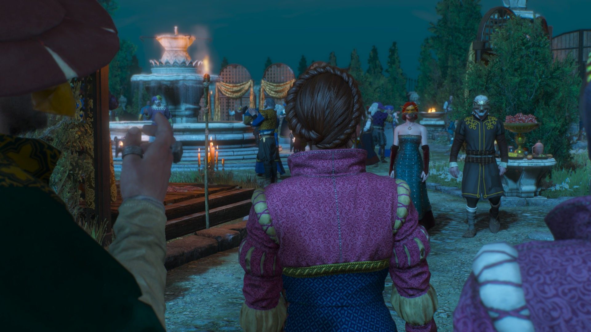 A screenshot of Geralt and Triss approaching a noblewoman at her estate during a party.