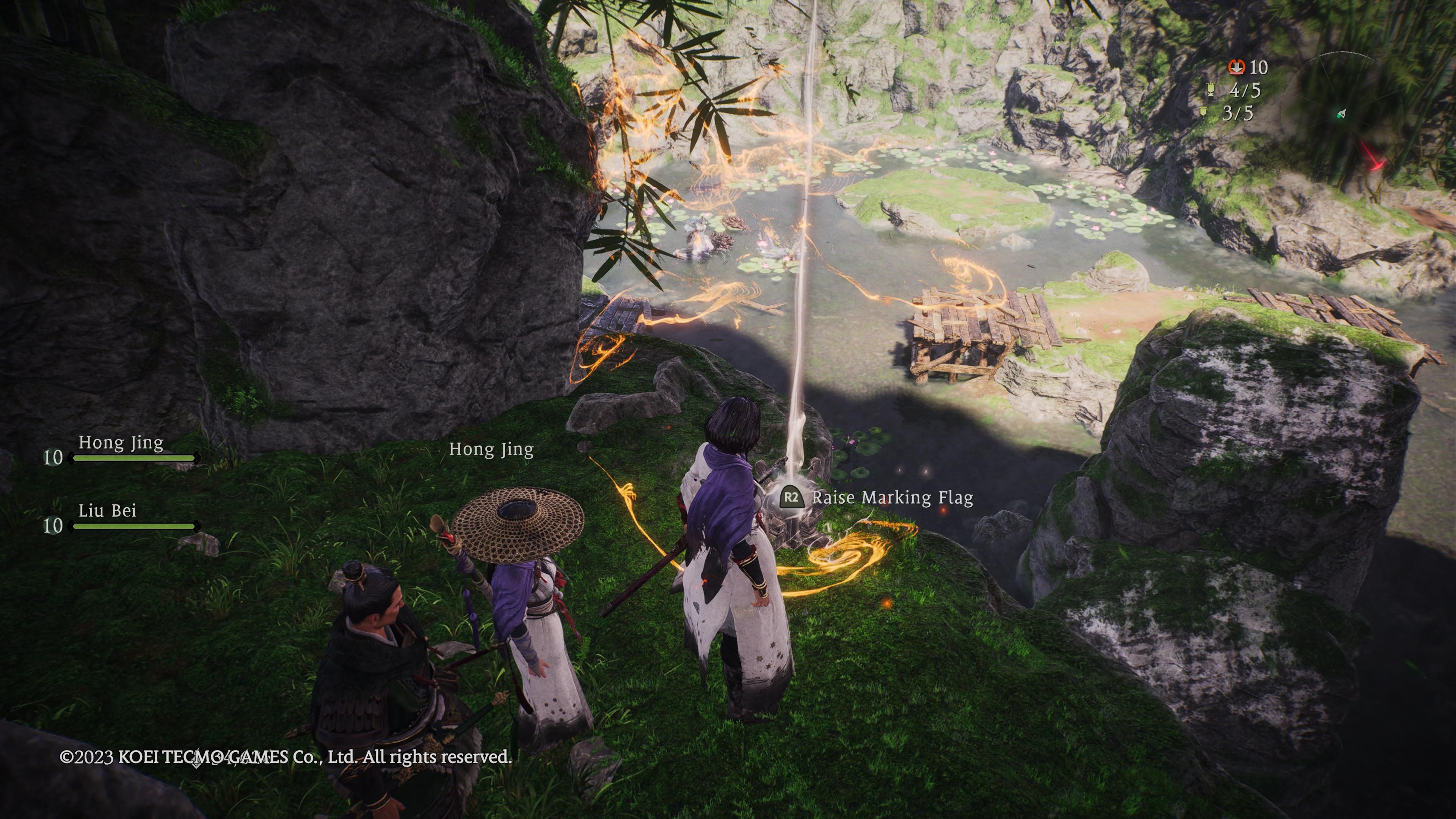 Wo Long: Fallen Dynasty — наш персонаж стоит на уступе с видом на пруд внизу, с флагом впереди.