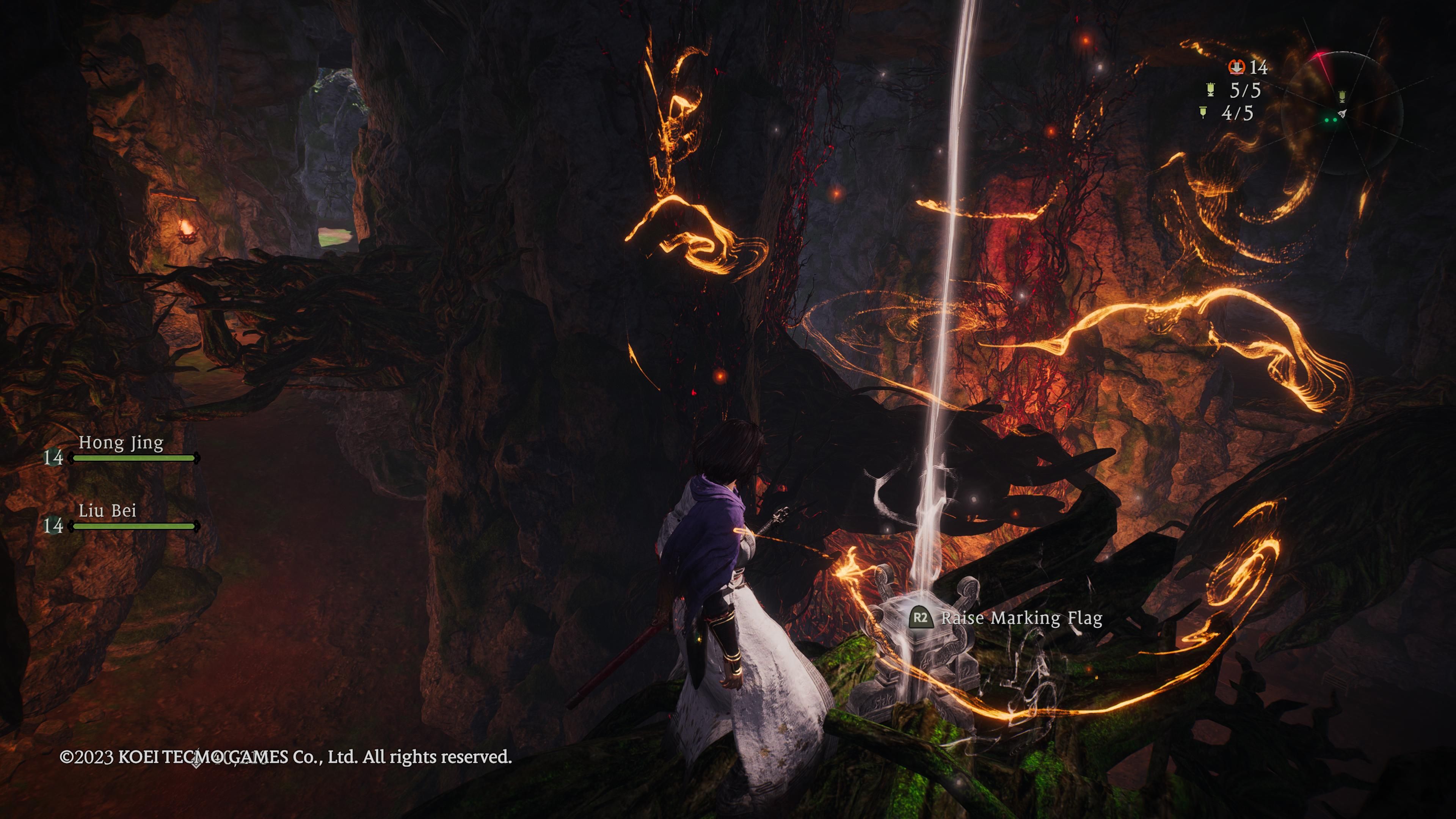 Wo Long: Fallen Dynasty — наш персонаж стоит у маркирующего флага на ветке над пещерой.