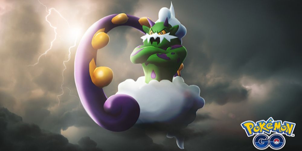 Воплощение Forme Tornadus на фоне облачного грозового неба.